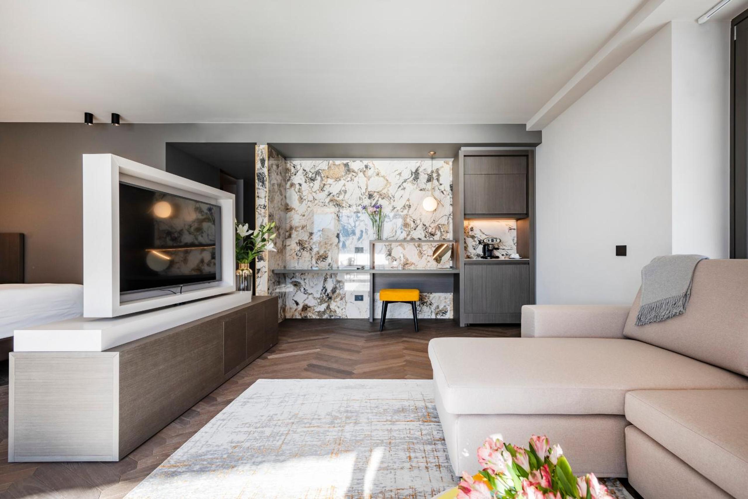 Suite with Lake View - Photo 7