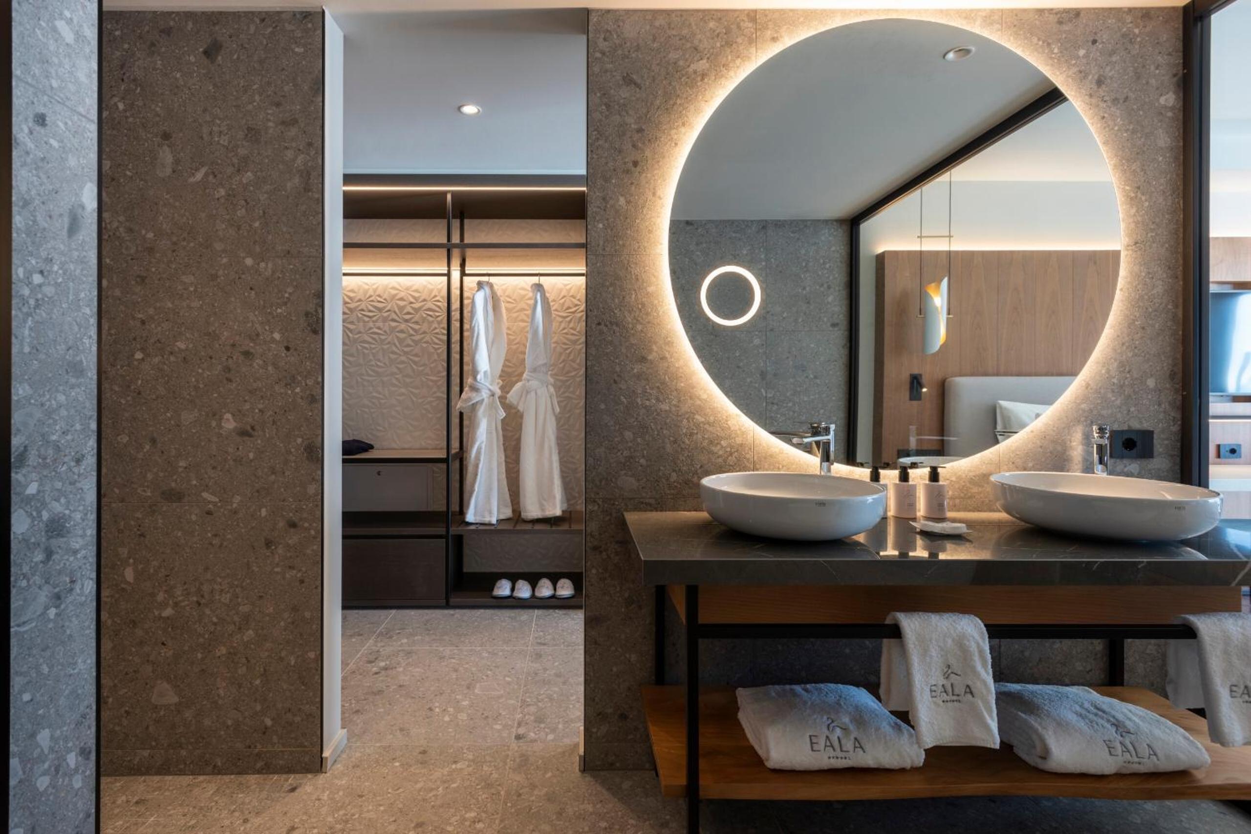 Junior Suite with Lake View - Photo 11