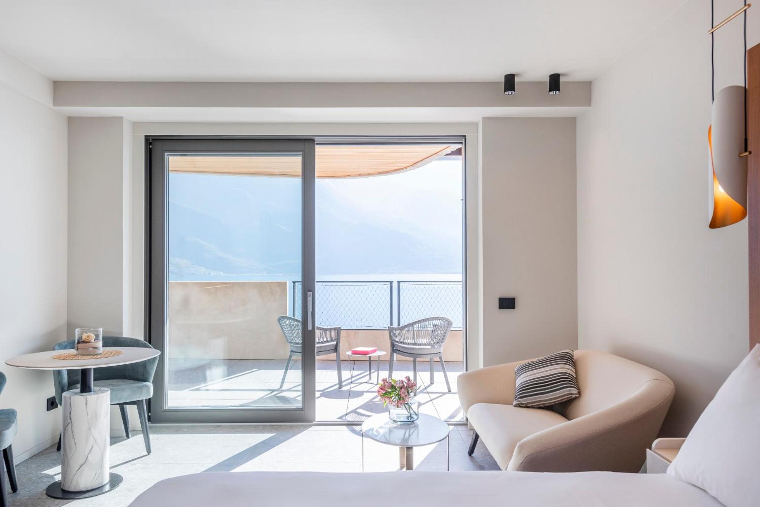 Junior Suite with Lake View - Photo 6