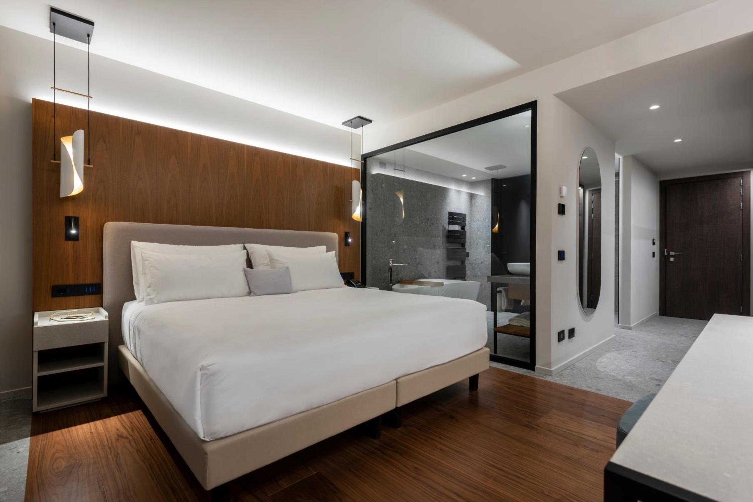 Junior Suite with Lake View - Photo 3