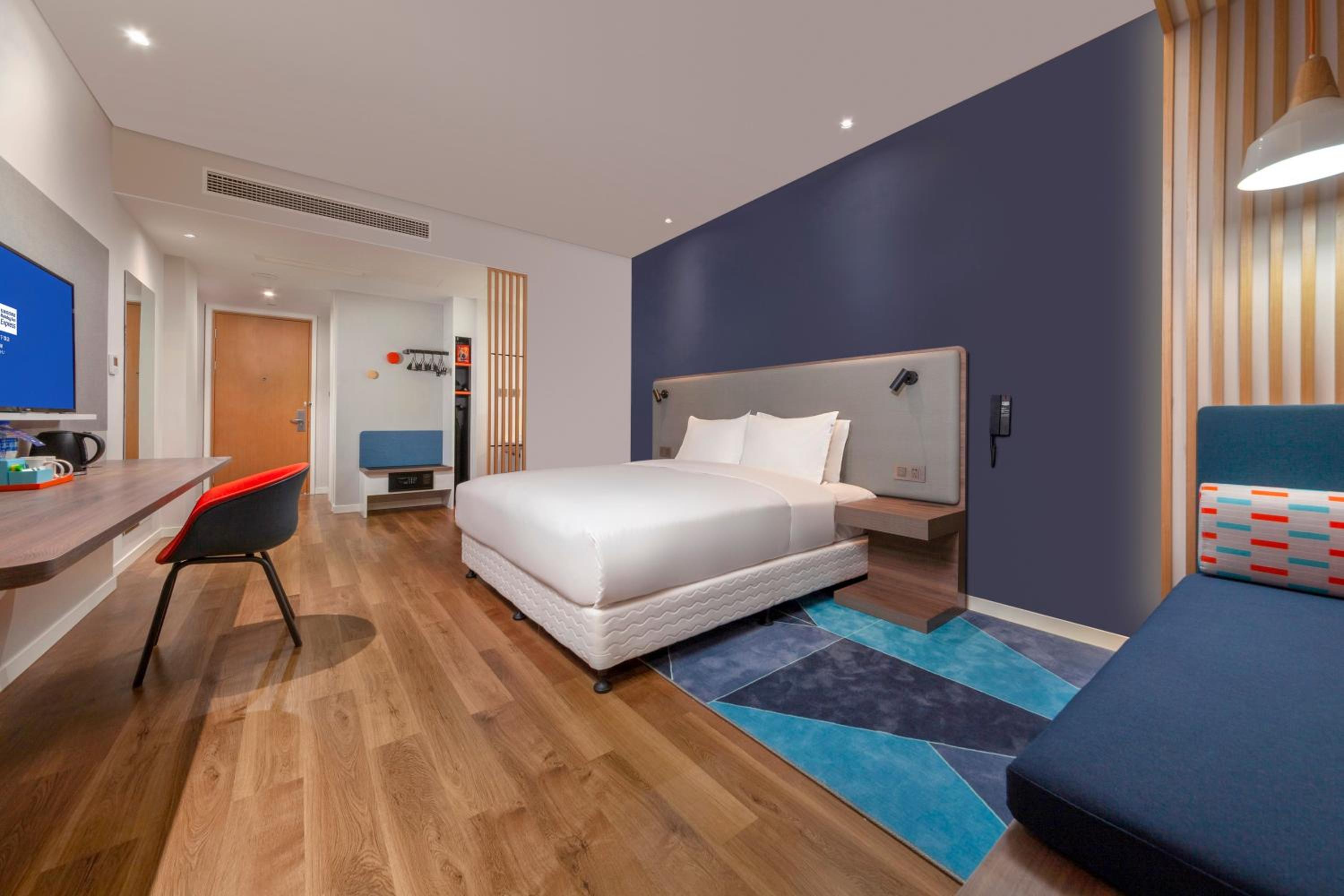 Standard King Room with Garden View - Photo 4