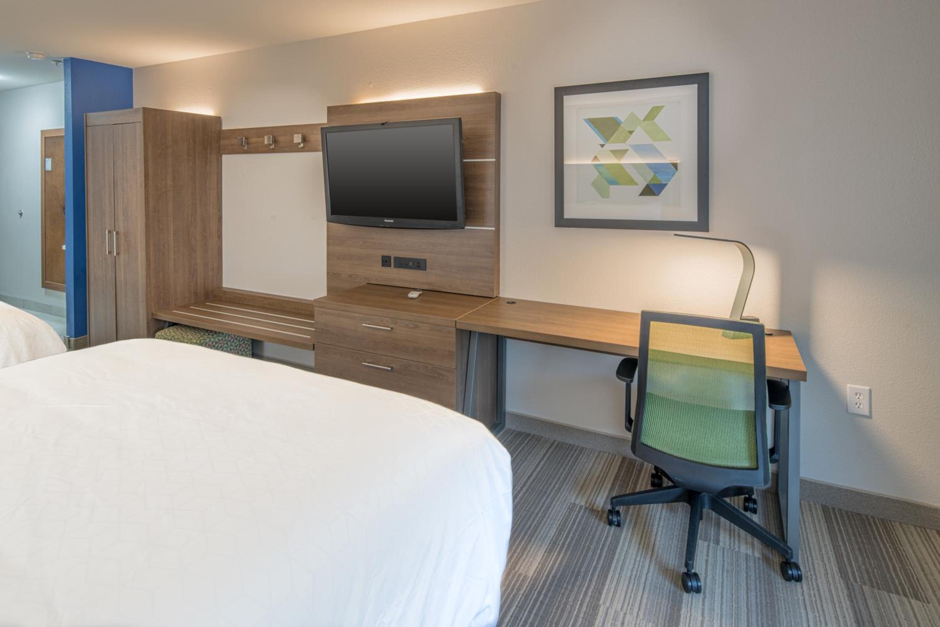 Queen Suite with Two Queen Beds - Mobility Accessible with Tub photo 3