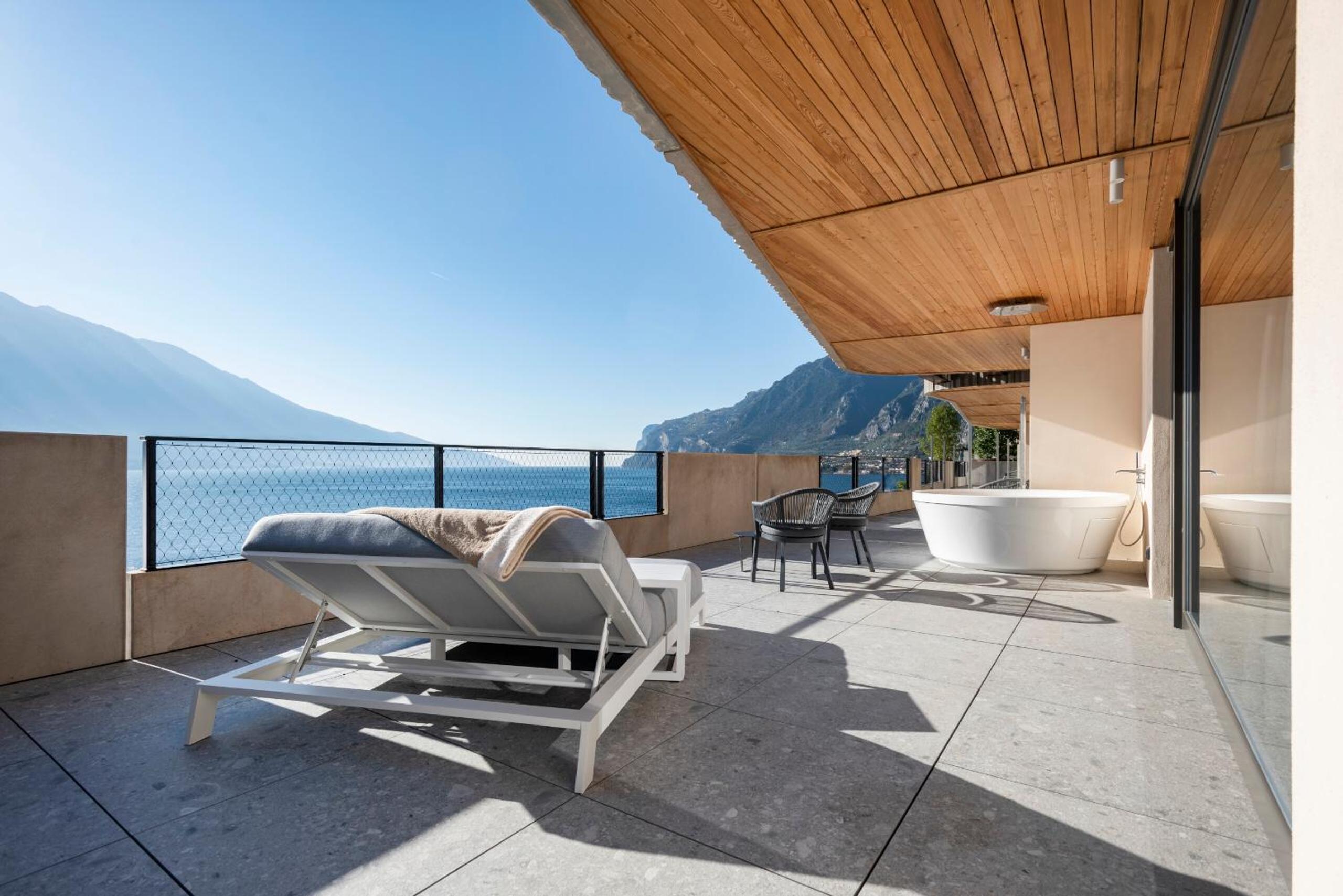 Suite with Lake View - Photo 12