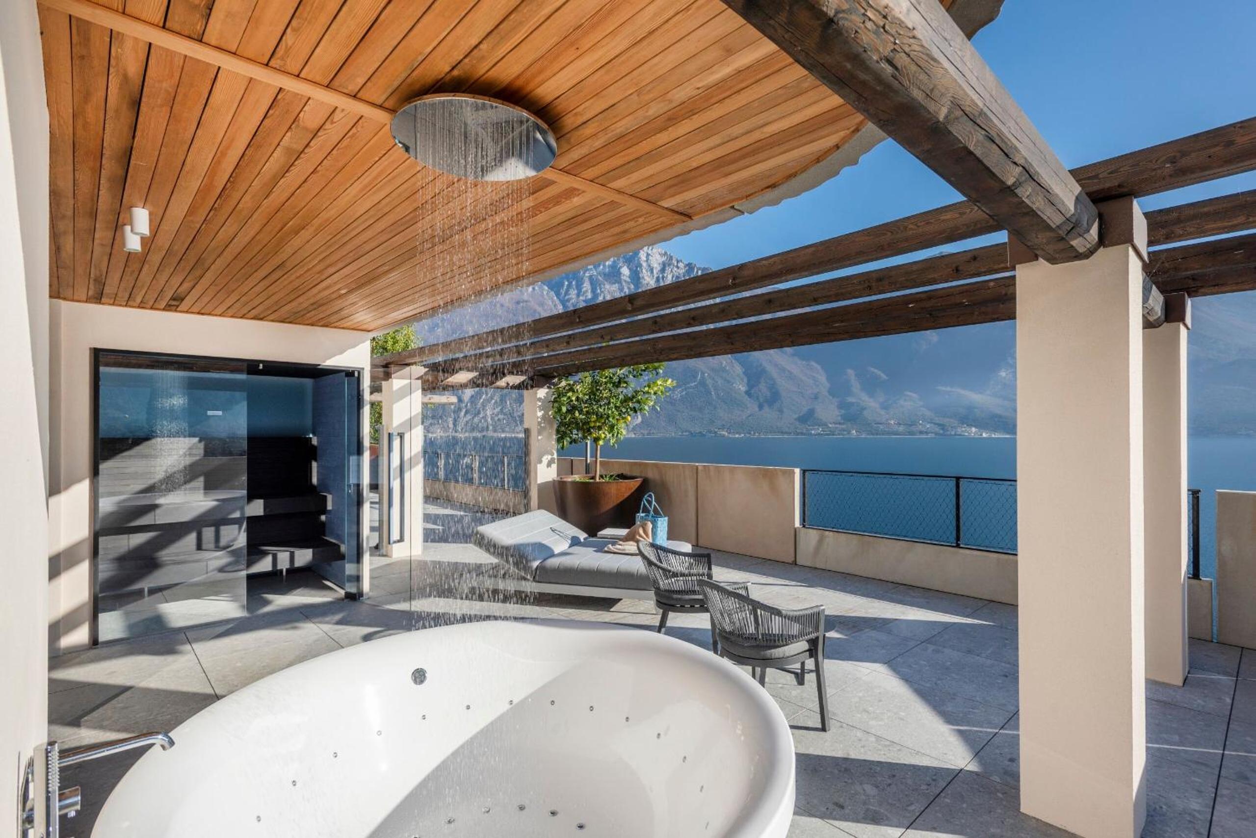 Suite with private Spa and Lake View - Photo 5