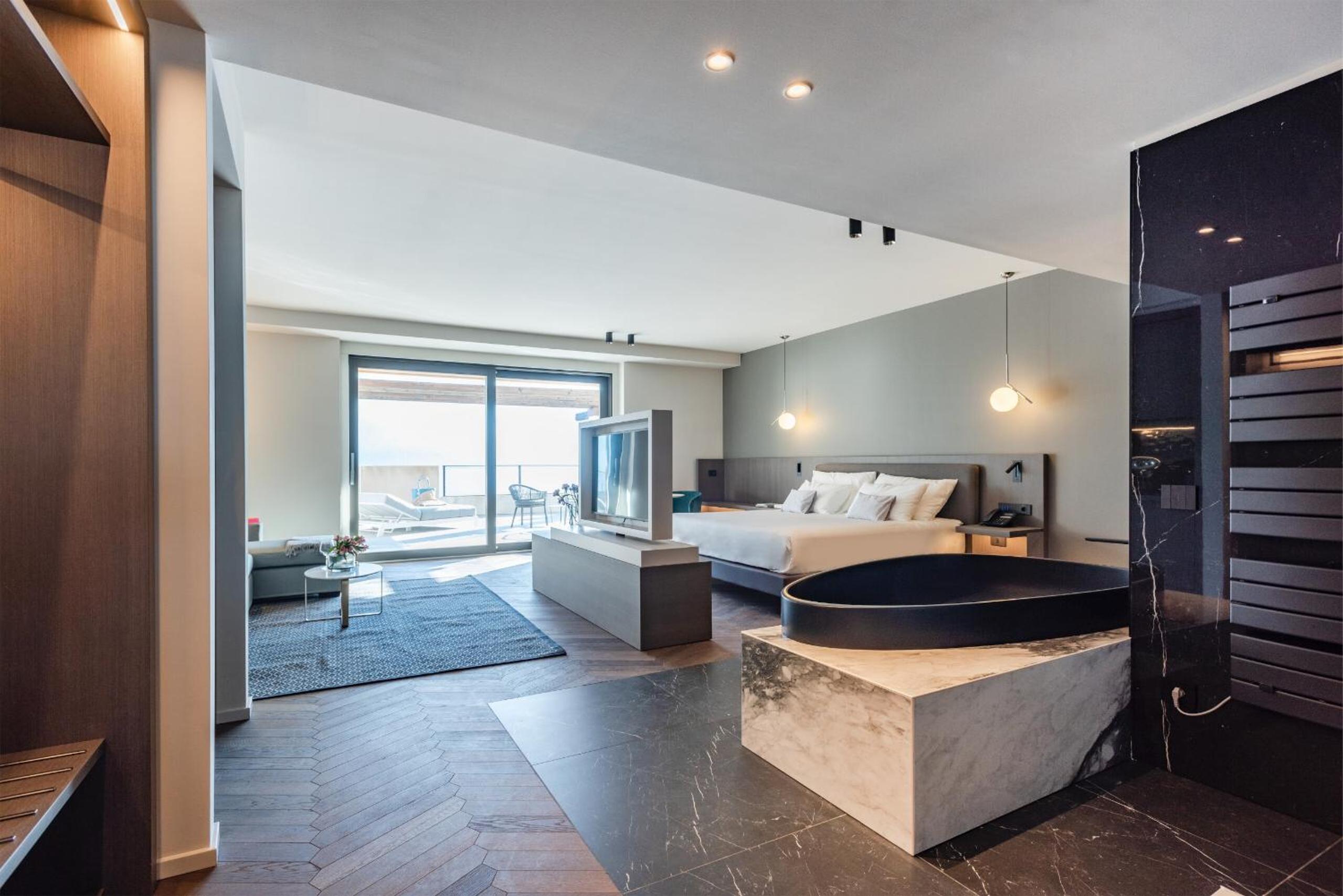 Suite with private Spa and Lake View - Photo 12