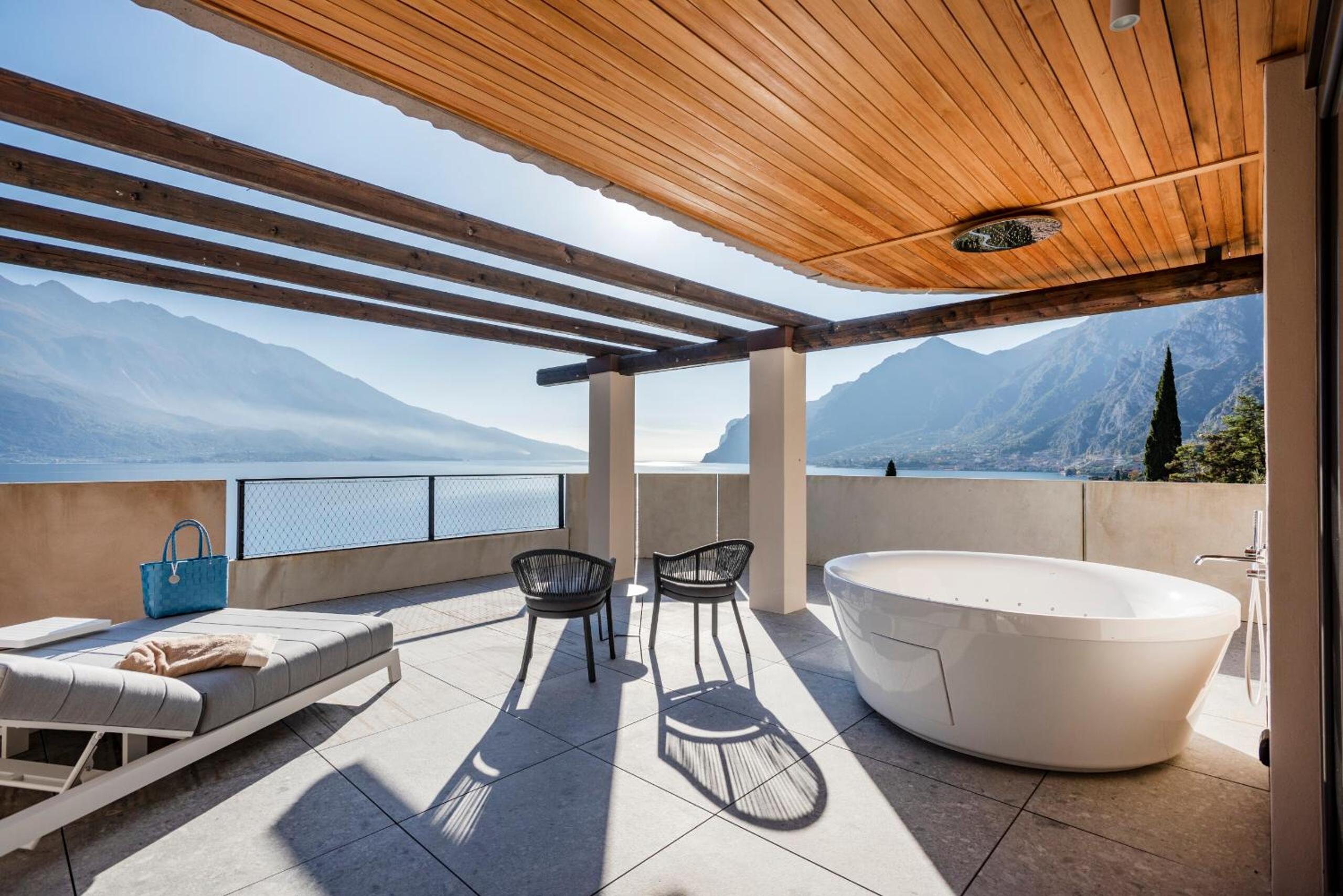 Suite with private Spa and Lake View - Photo 7