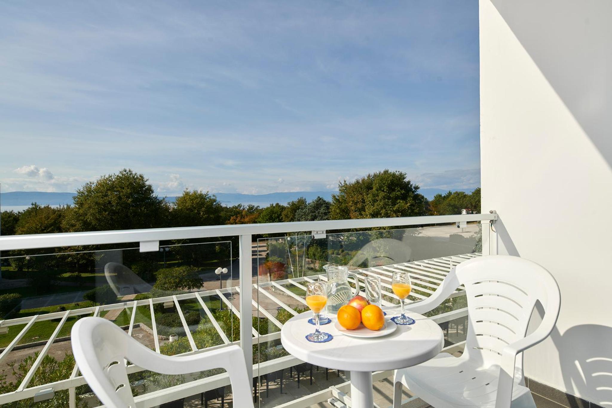 Superior Junior Suite with Seaside Balcony - Photo 3