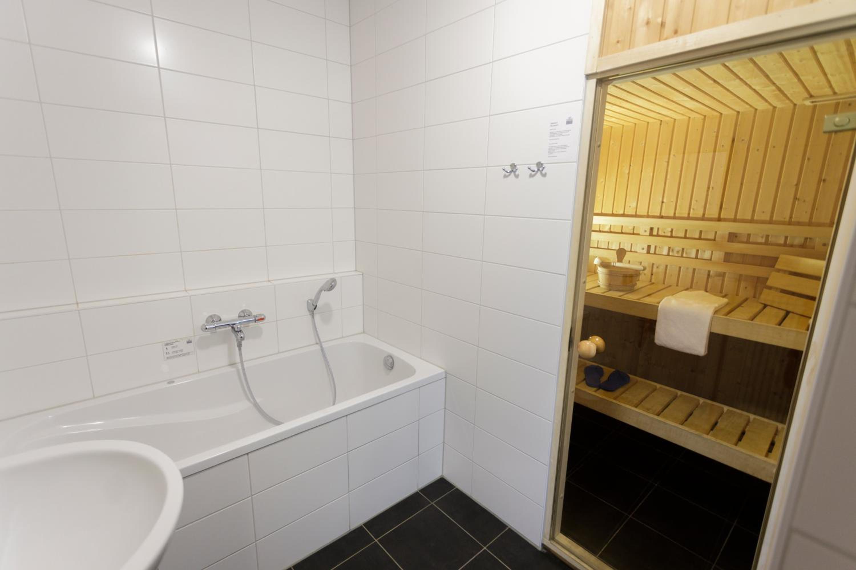Four-Bedroom Bungalow - Photo 8
