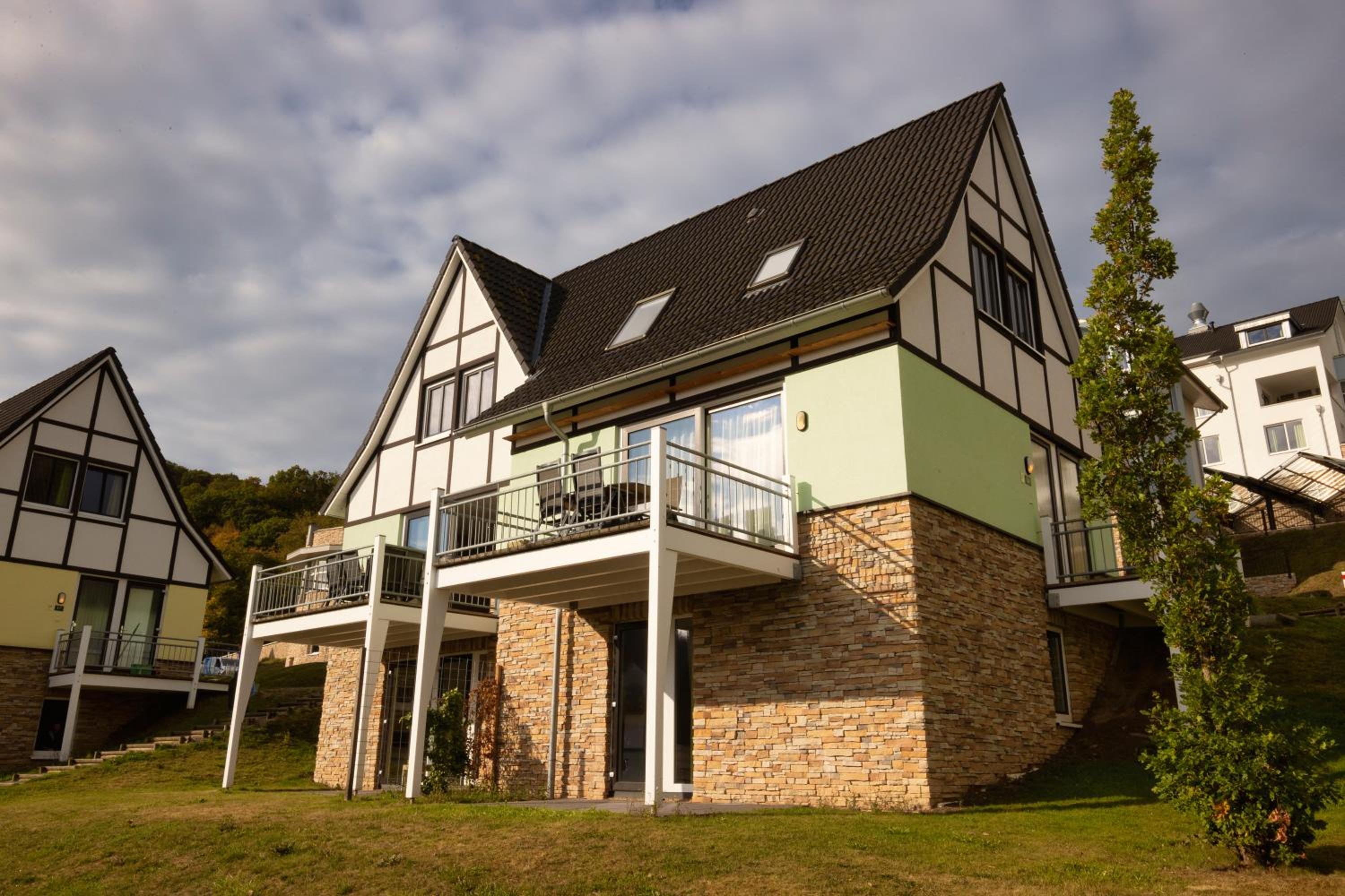 Four-Bedroom Bungalow - Photo 2