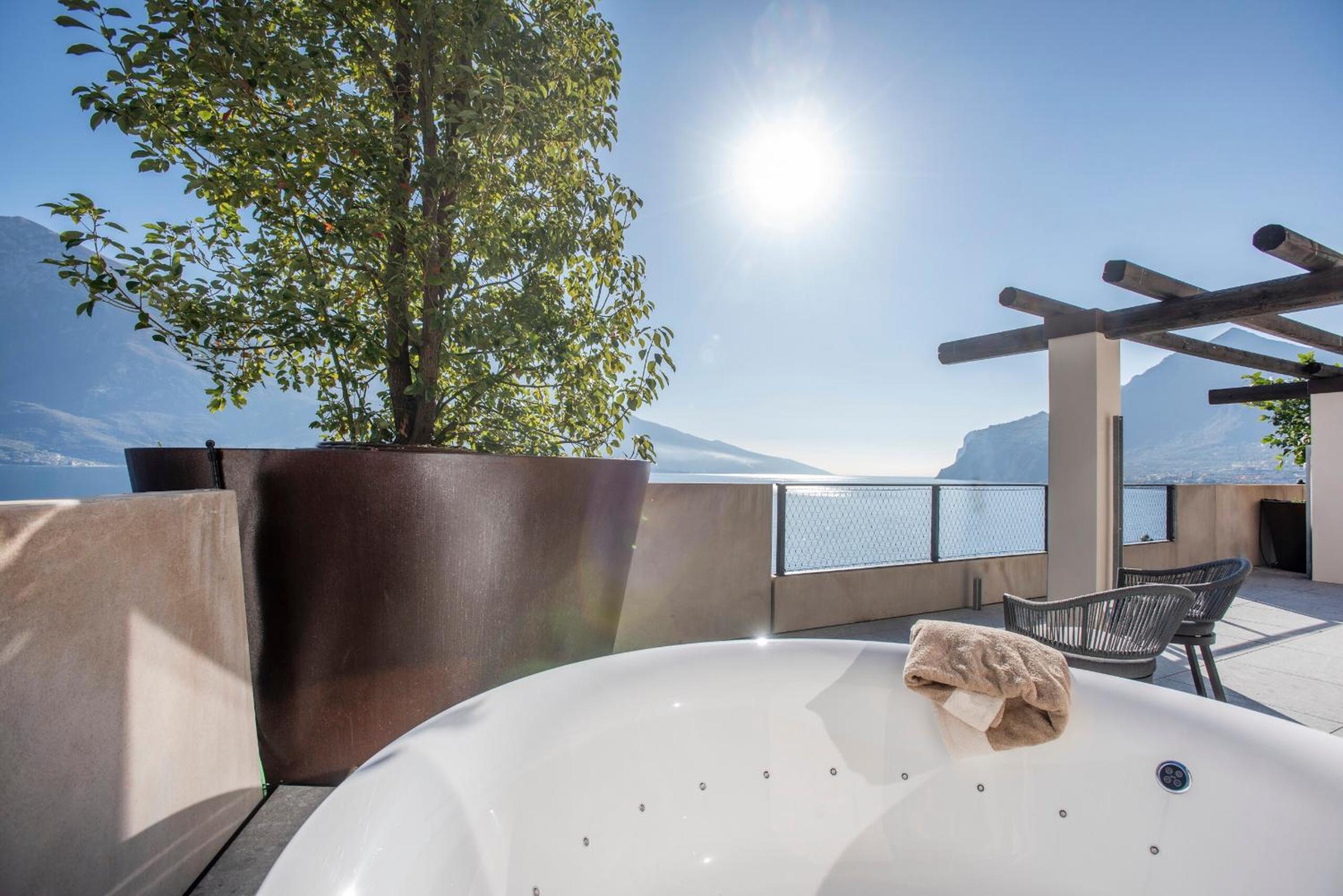 Deluxe Junior Suite with Lake View - Photo 4