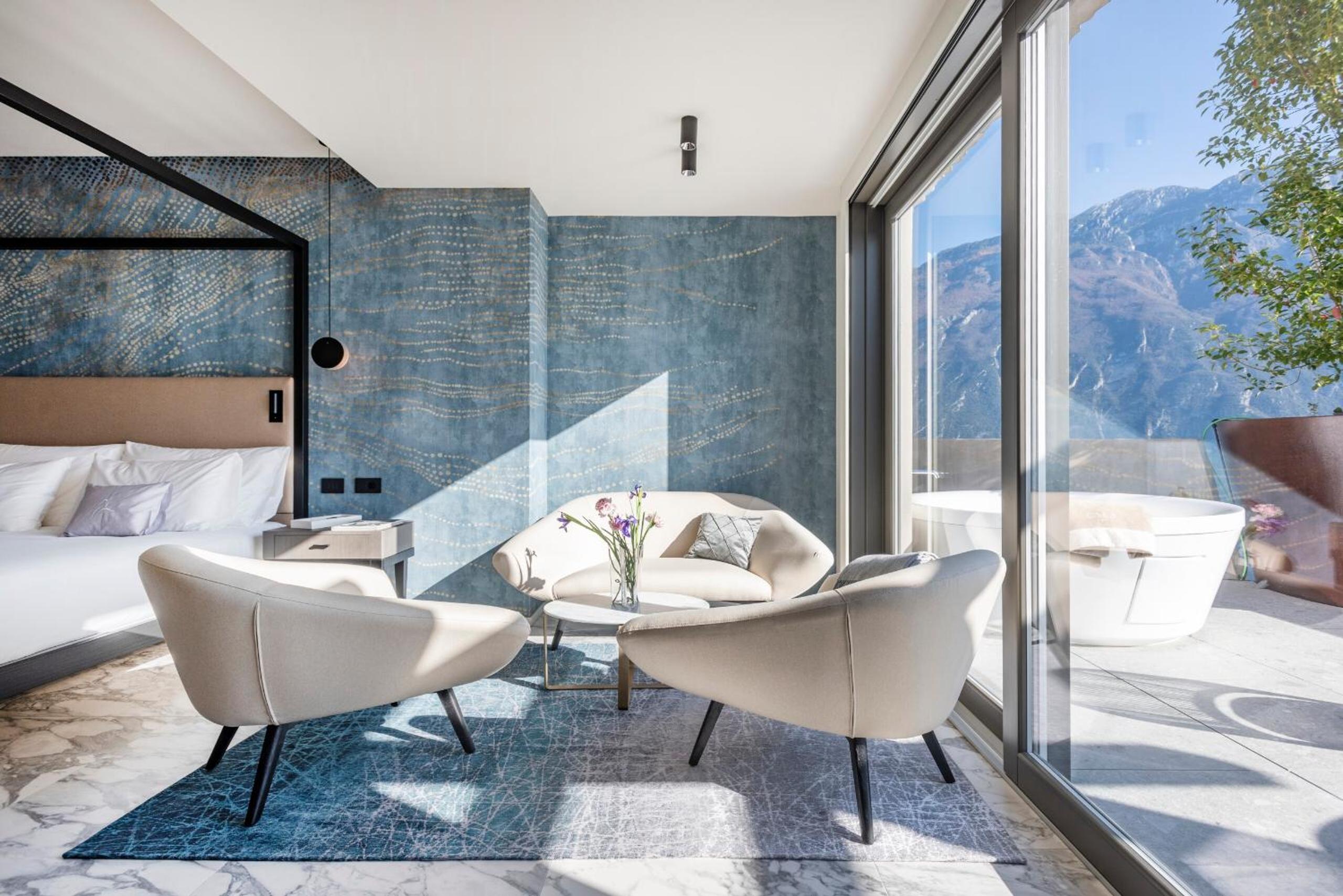 Deluxe Junior Suite with Lake View - Photo 8