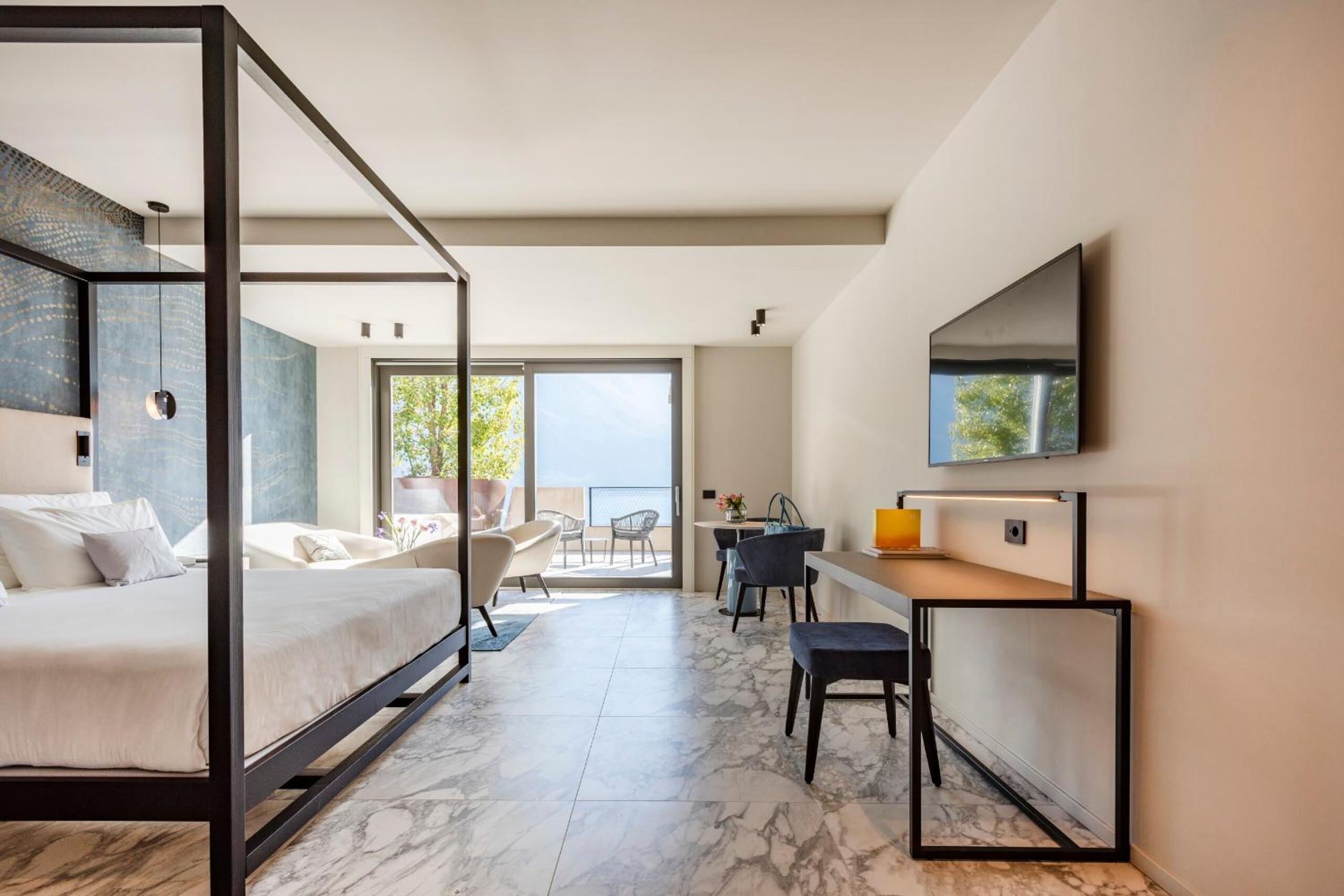 Deluxe Junior Suite with Lake View - Photo 6