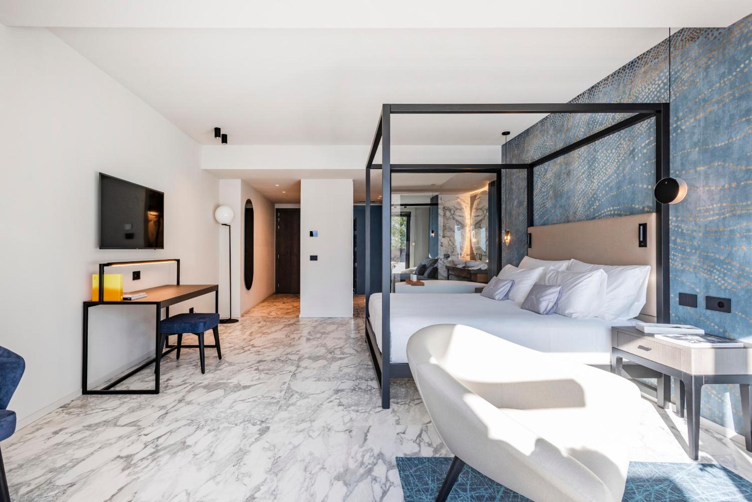 Deluxe Junior Suite with Lake View - Photo 7
