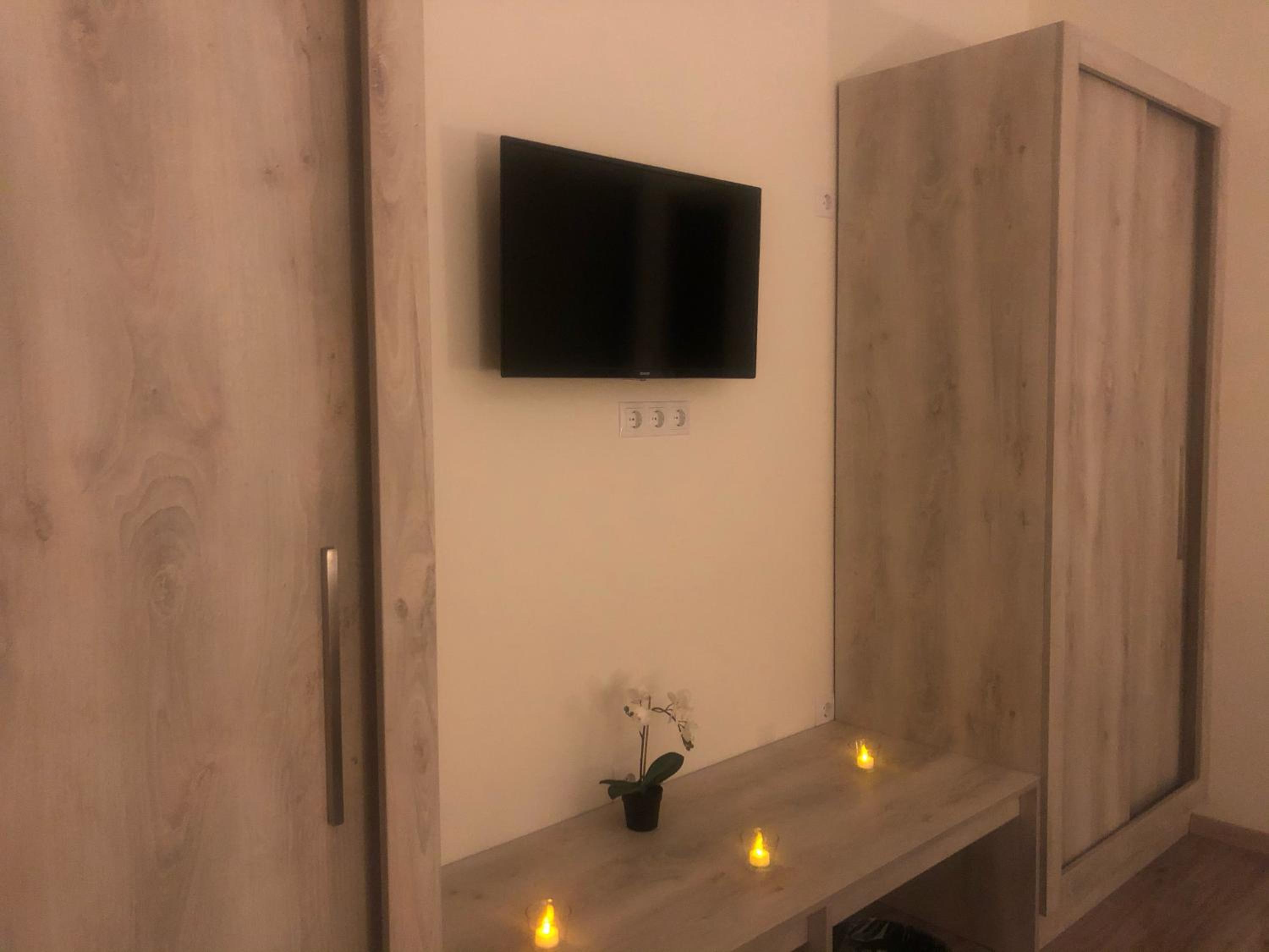 Standard Double or Twin Room - Photo 8