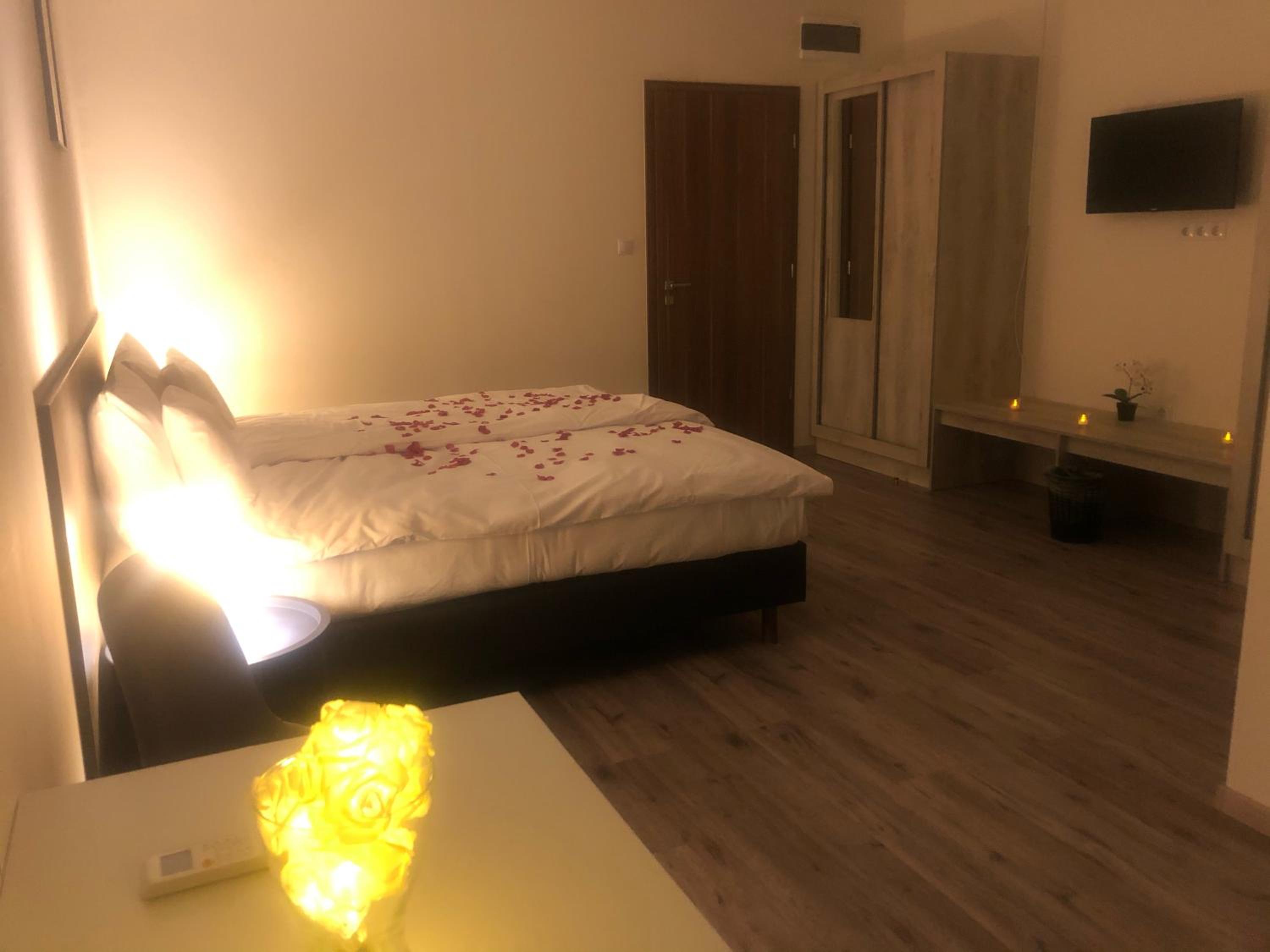 Standard Double or Twin Room - Photo 9