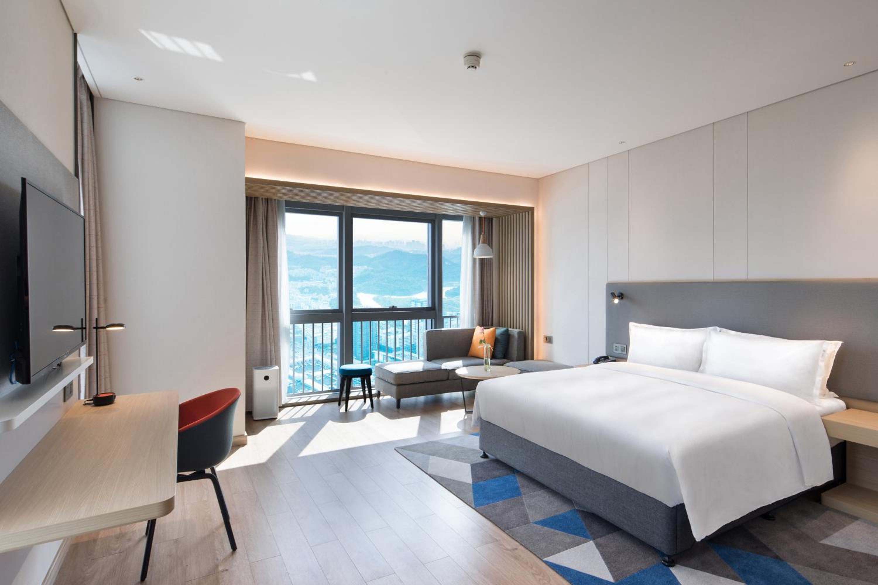 Standard King Room with Extra Floor Space - Photo 2