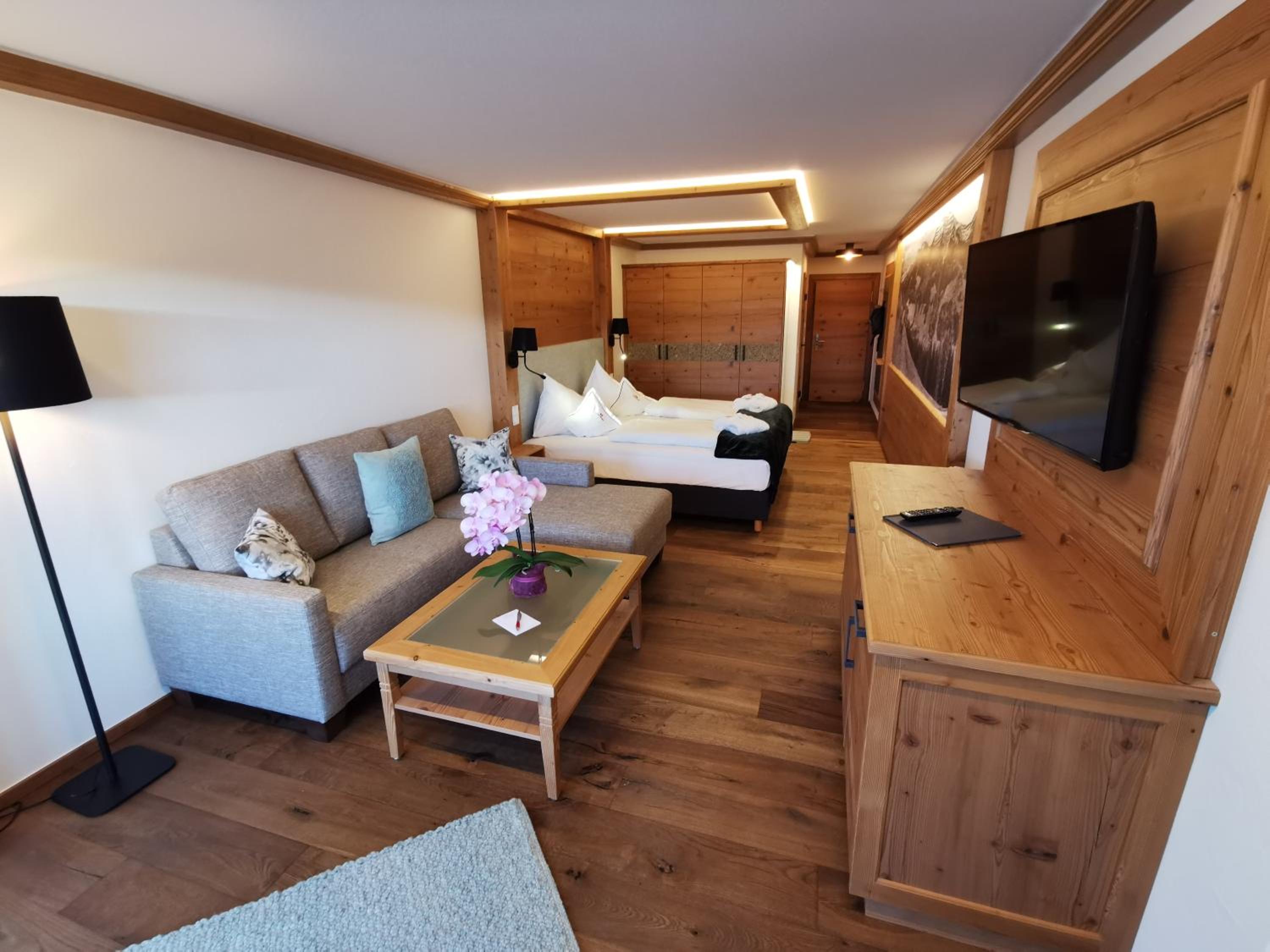 Deluxe Double Room with Balcony photo 3