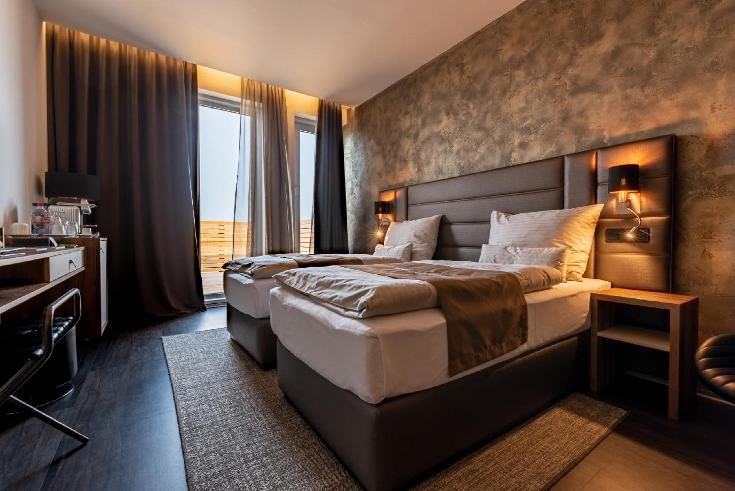Twin Room with Extra Bed photo 2