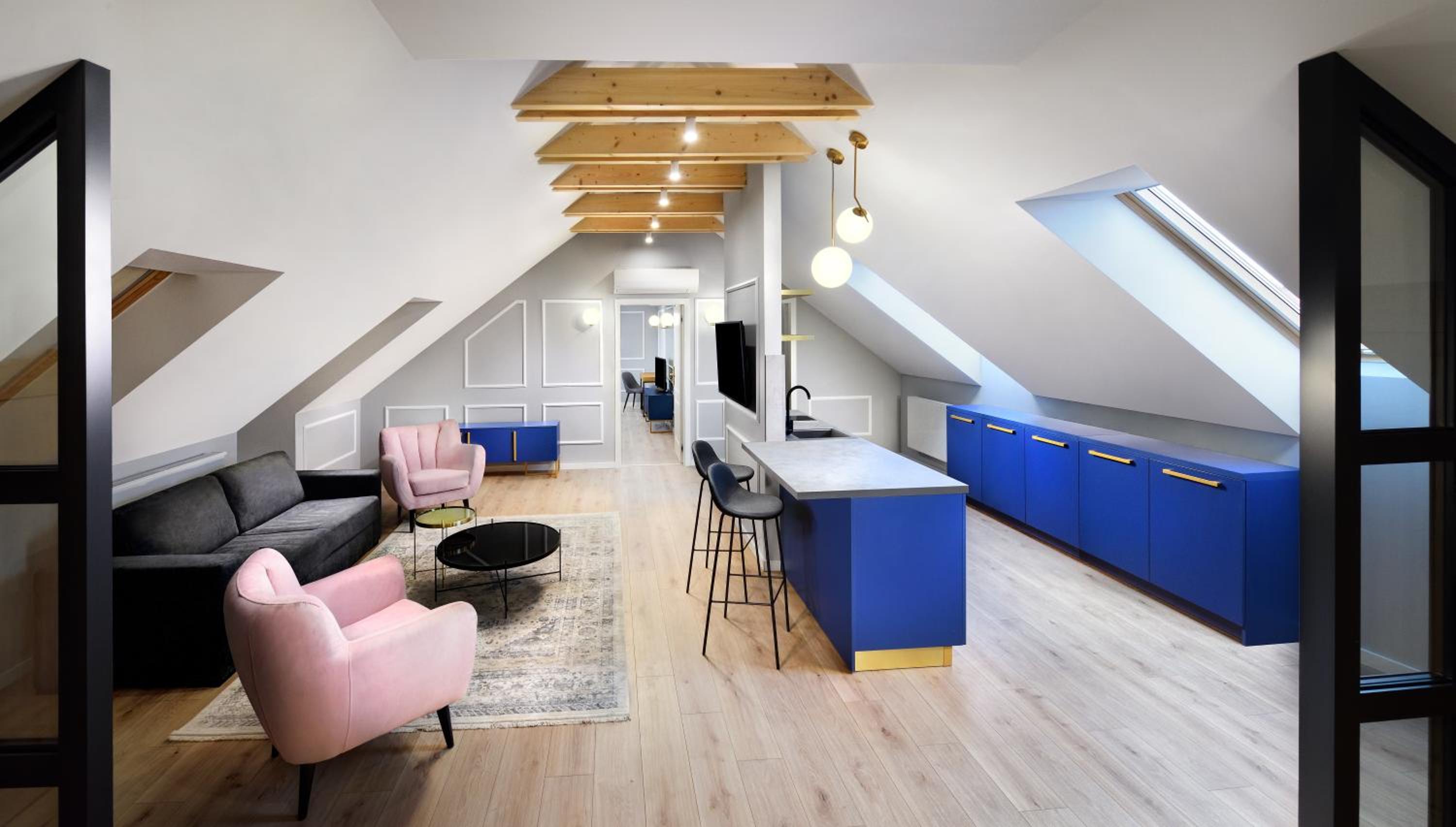 Apartment with Mountain View