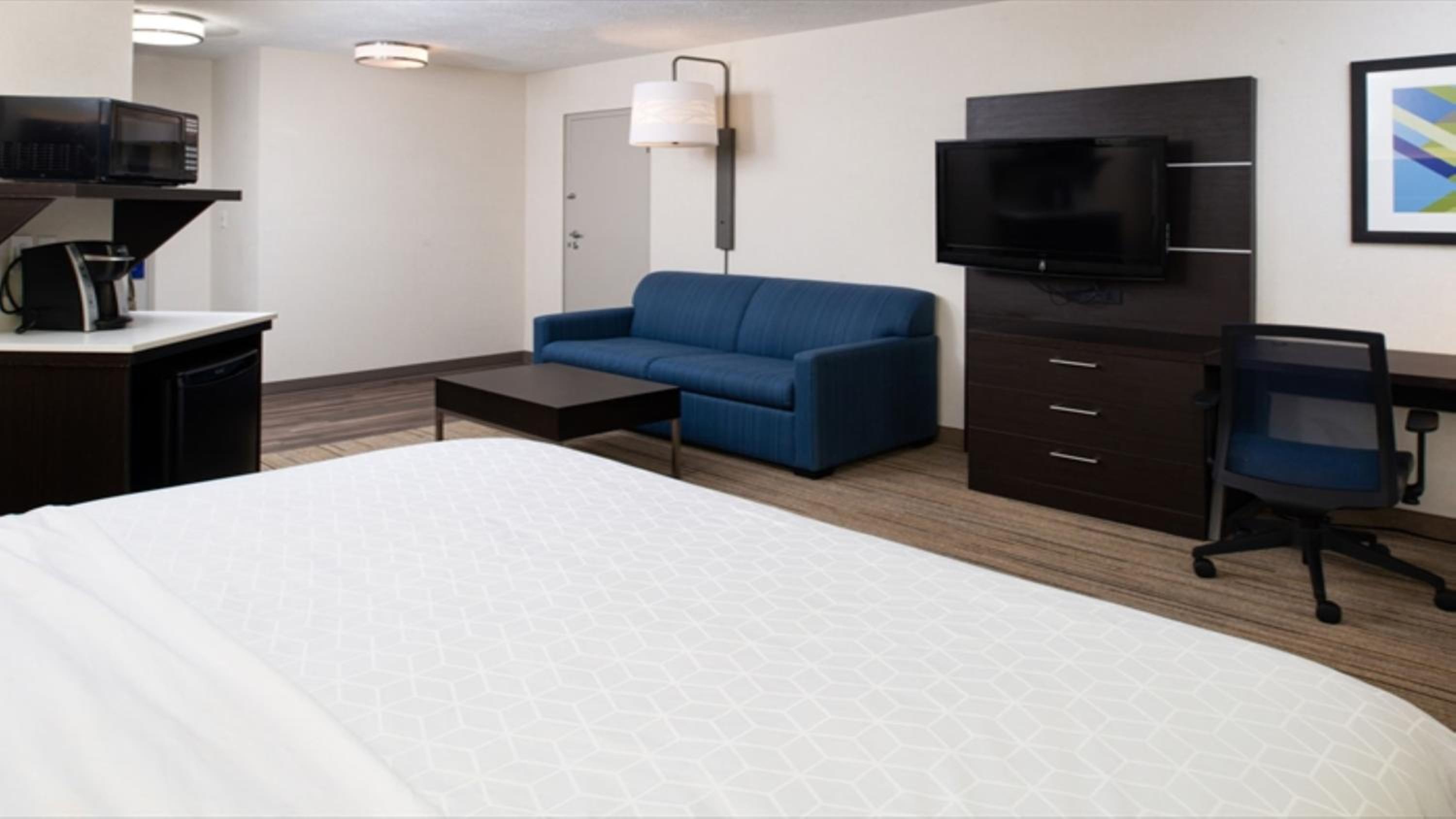 Standard King Room with Sofa Bed - Photo 7
