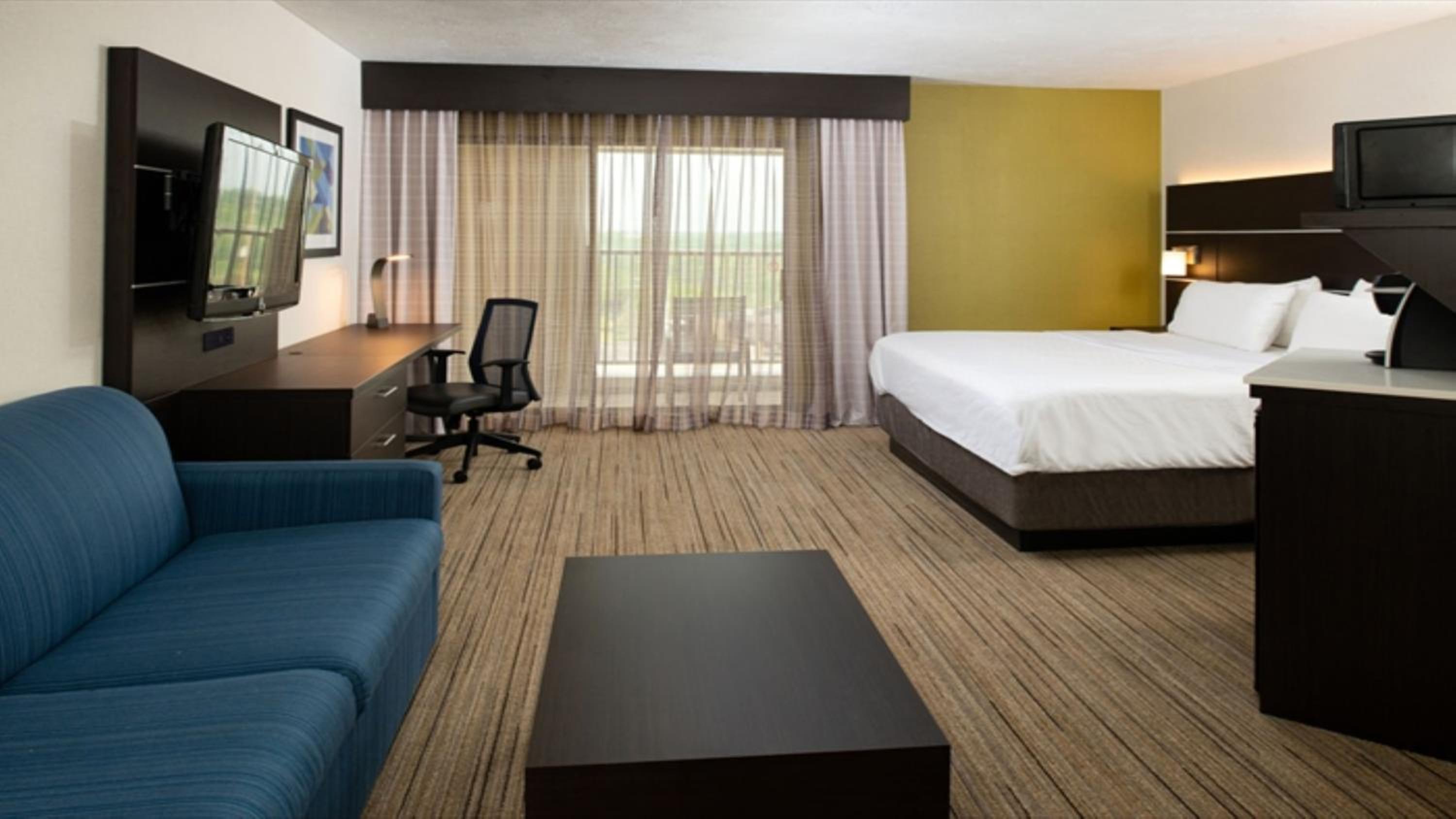Standard King Room with Sofa Bed - Photo 6