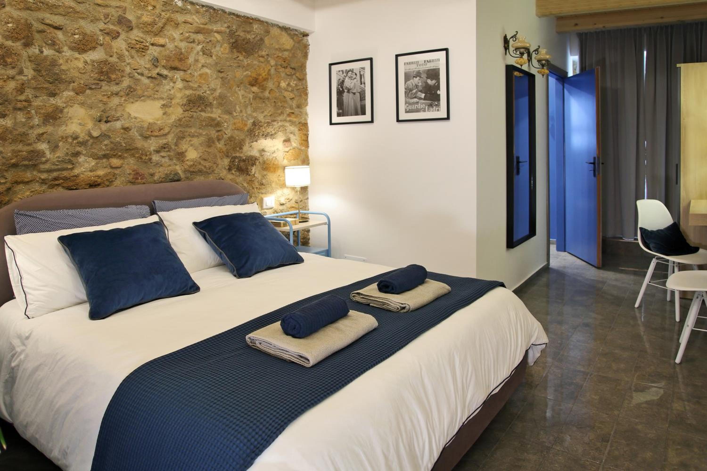 Large Double Room - Photo 11