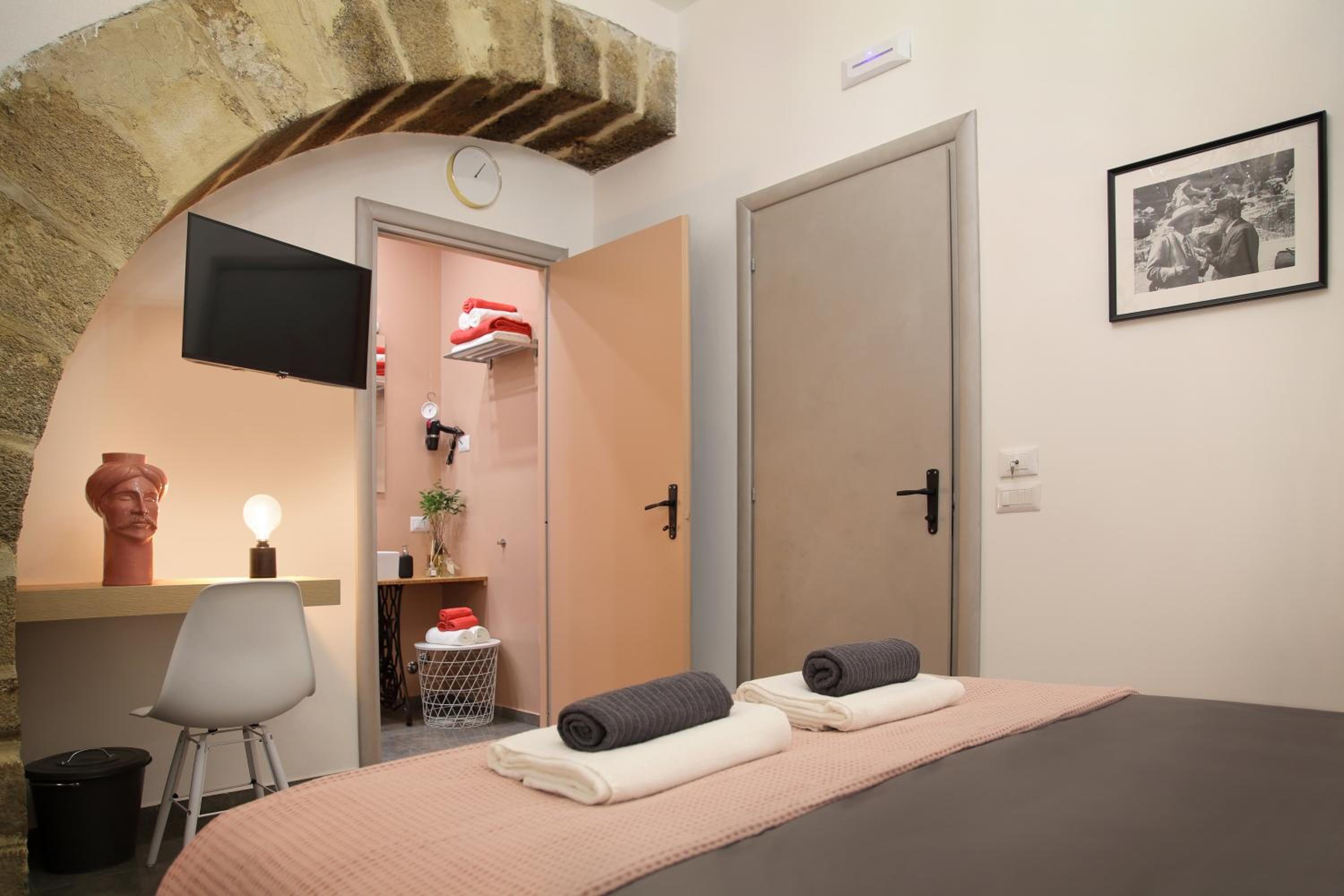 Standard Double Room - Photo 1