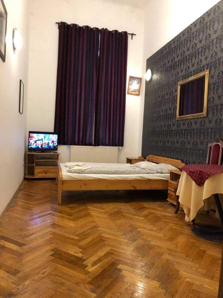 One-Bedroom Apartment - Photo 1