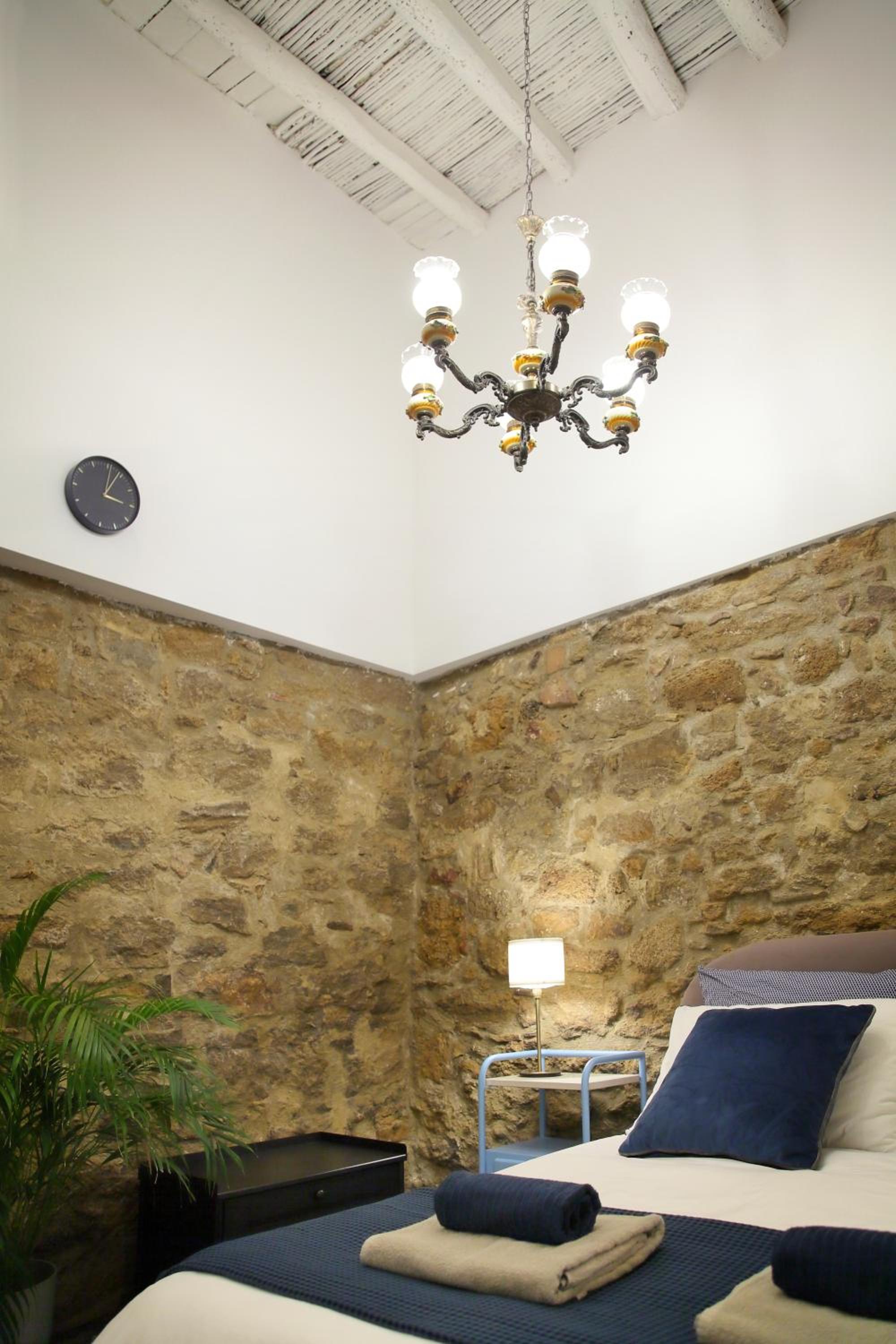 Large Double Room - Photo 2