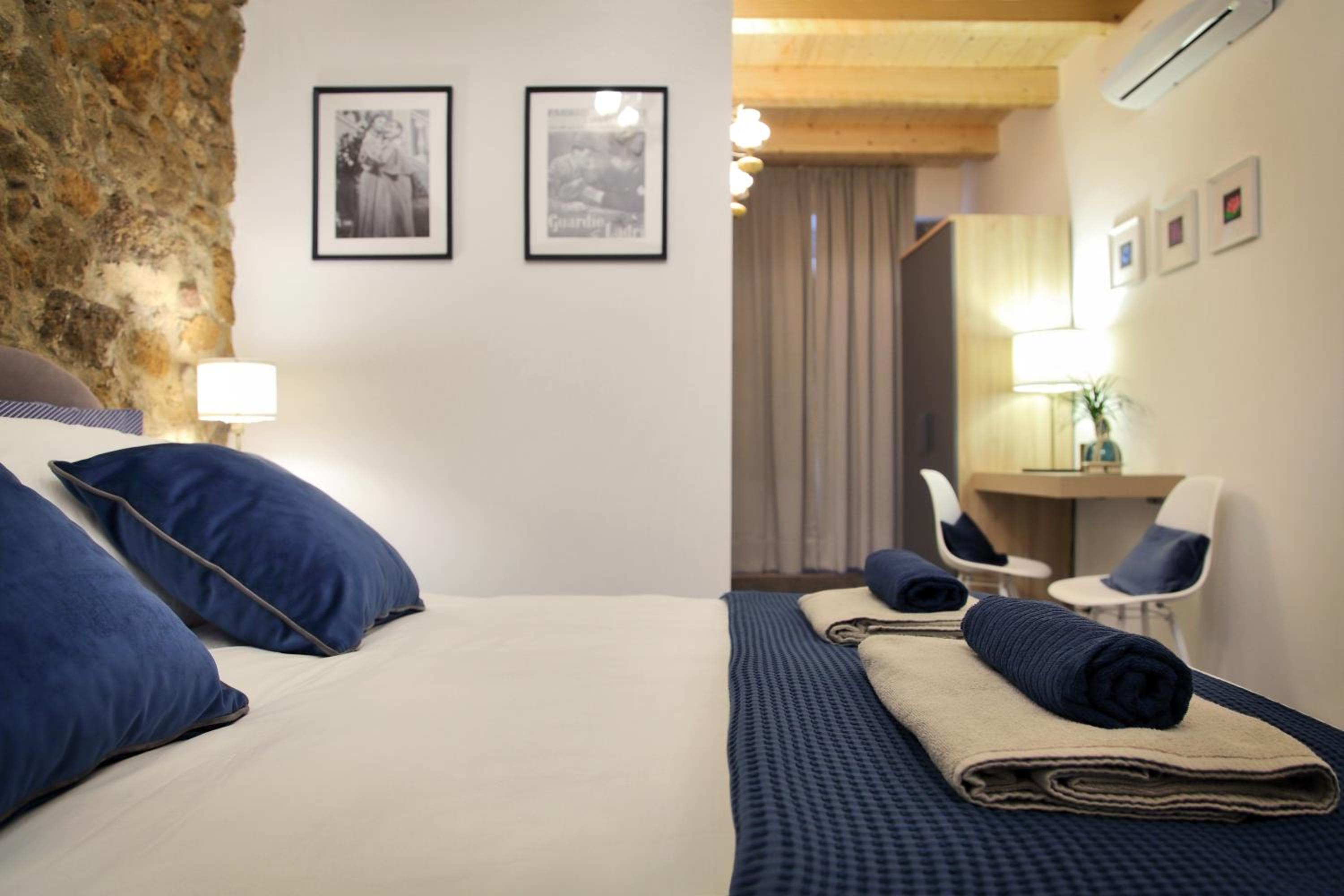Large Double Room - Photo 4