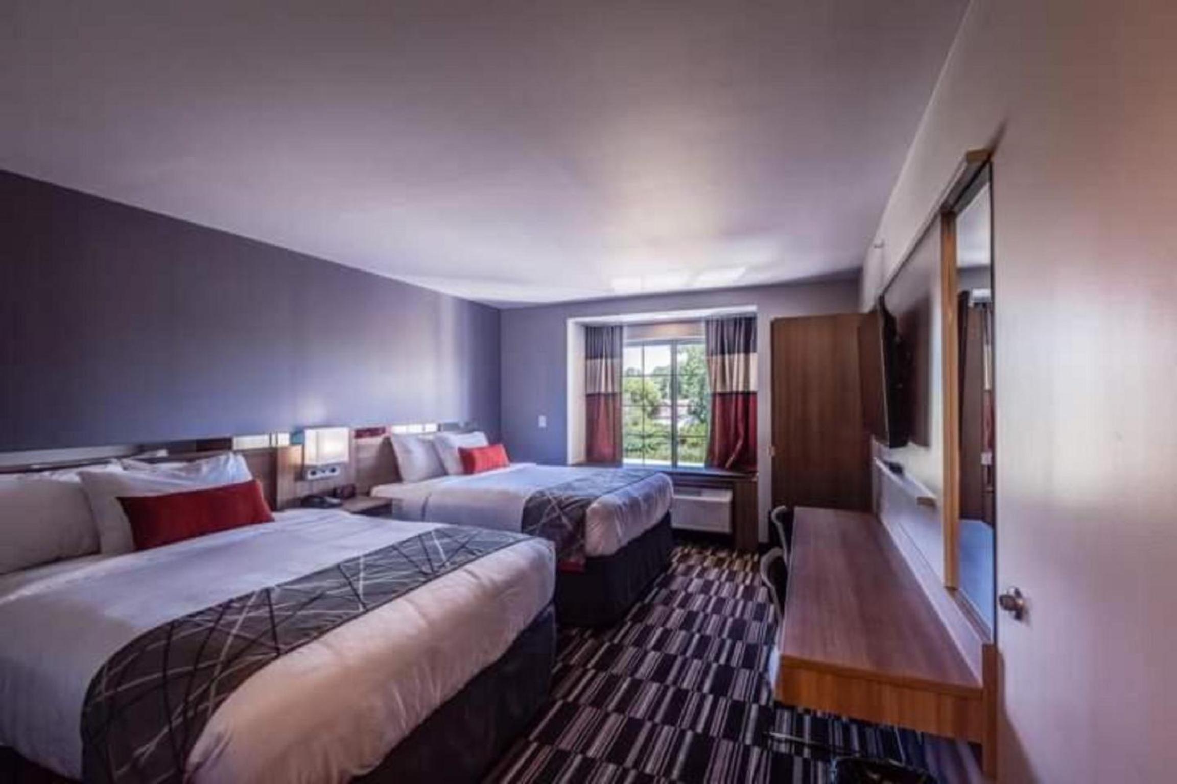 Queen Room with Two Queen Beds - Non-Smoking - Photo 2