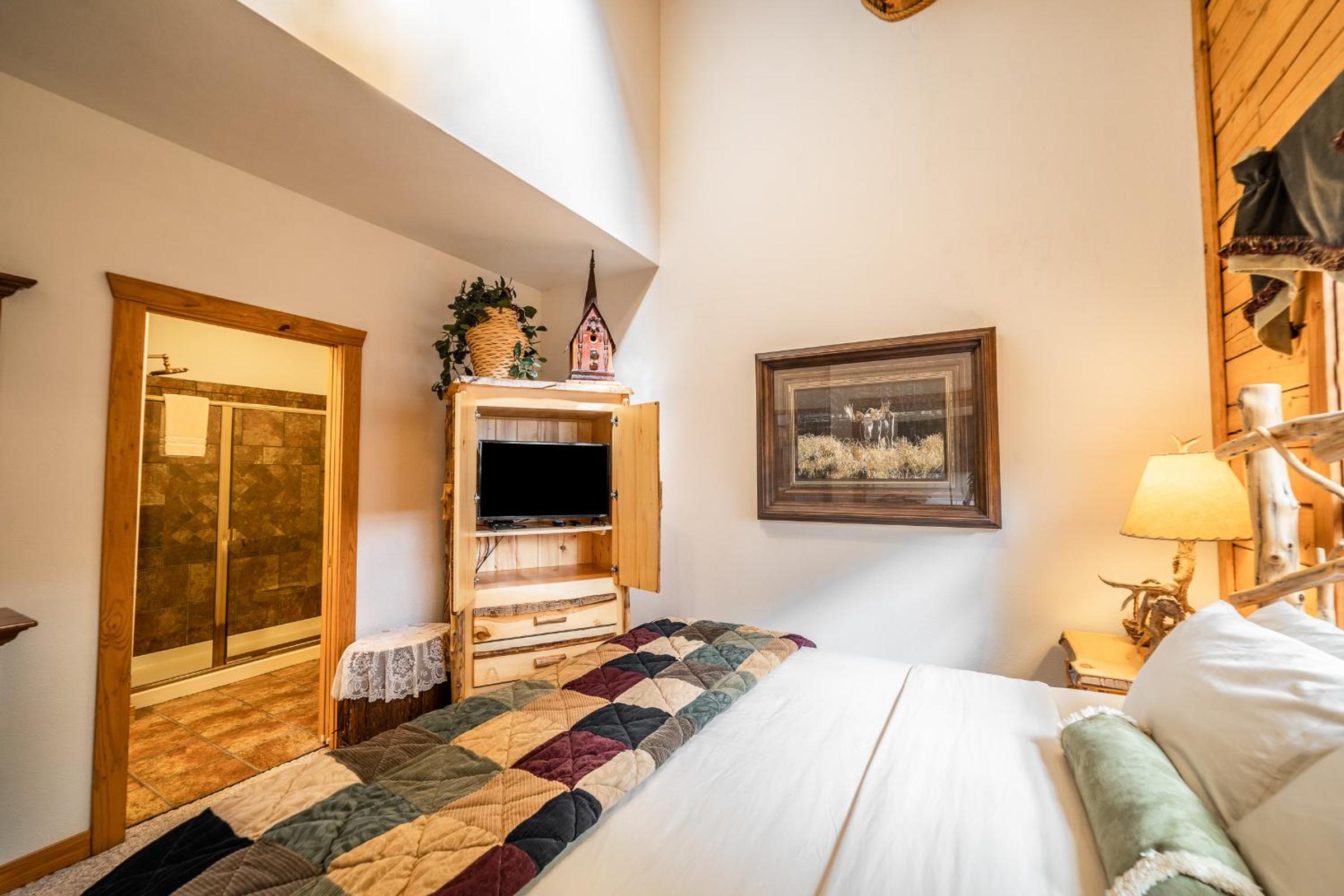 Four-Bedroom Cabin photo 3