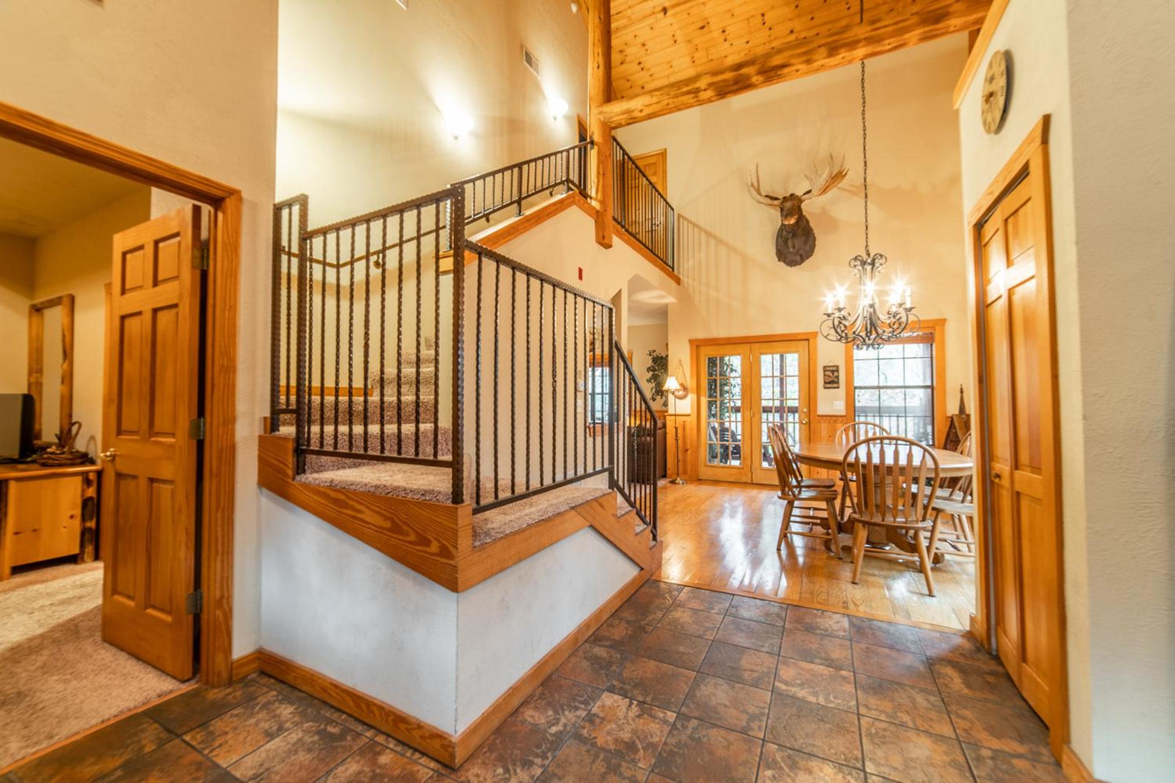 Four-Bedroom Cabin photo 2