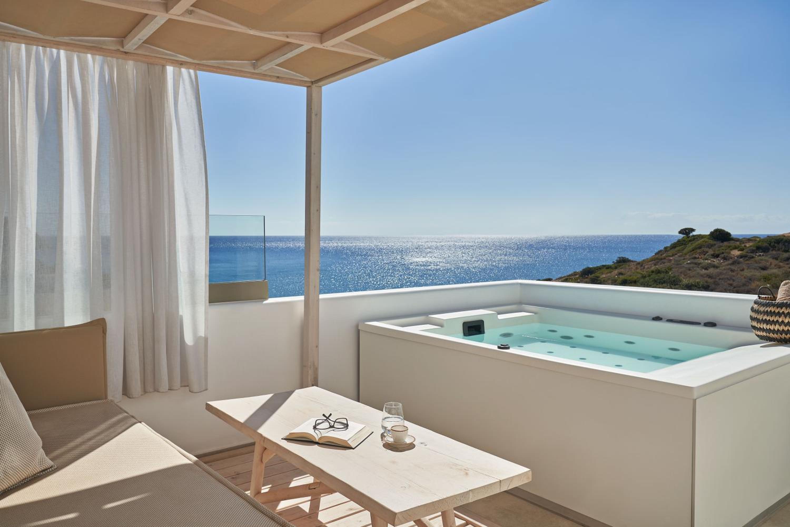 Deluxe Suite with Spa Bath - Photo 9