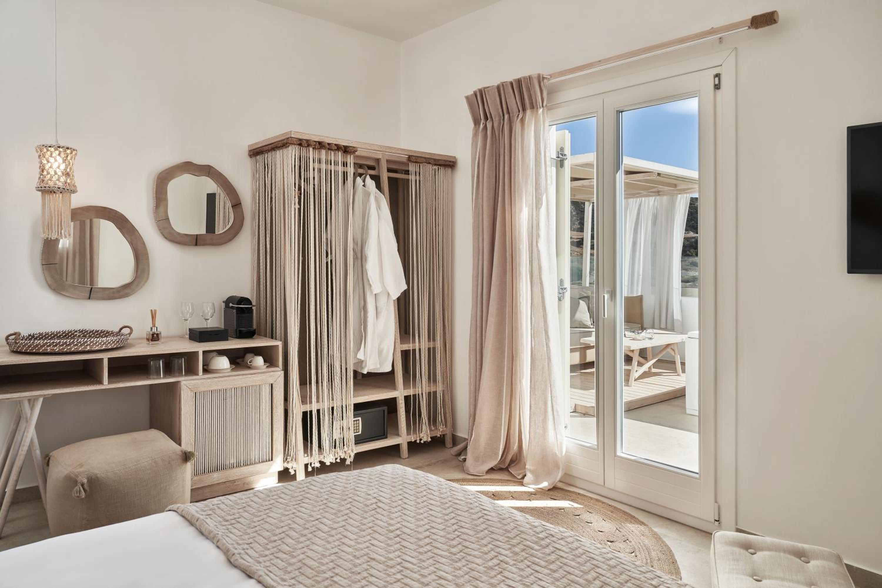 Deluxe Suite with Spa Bath - Photo 6