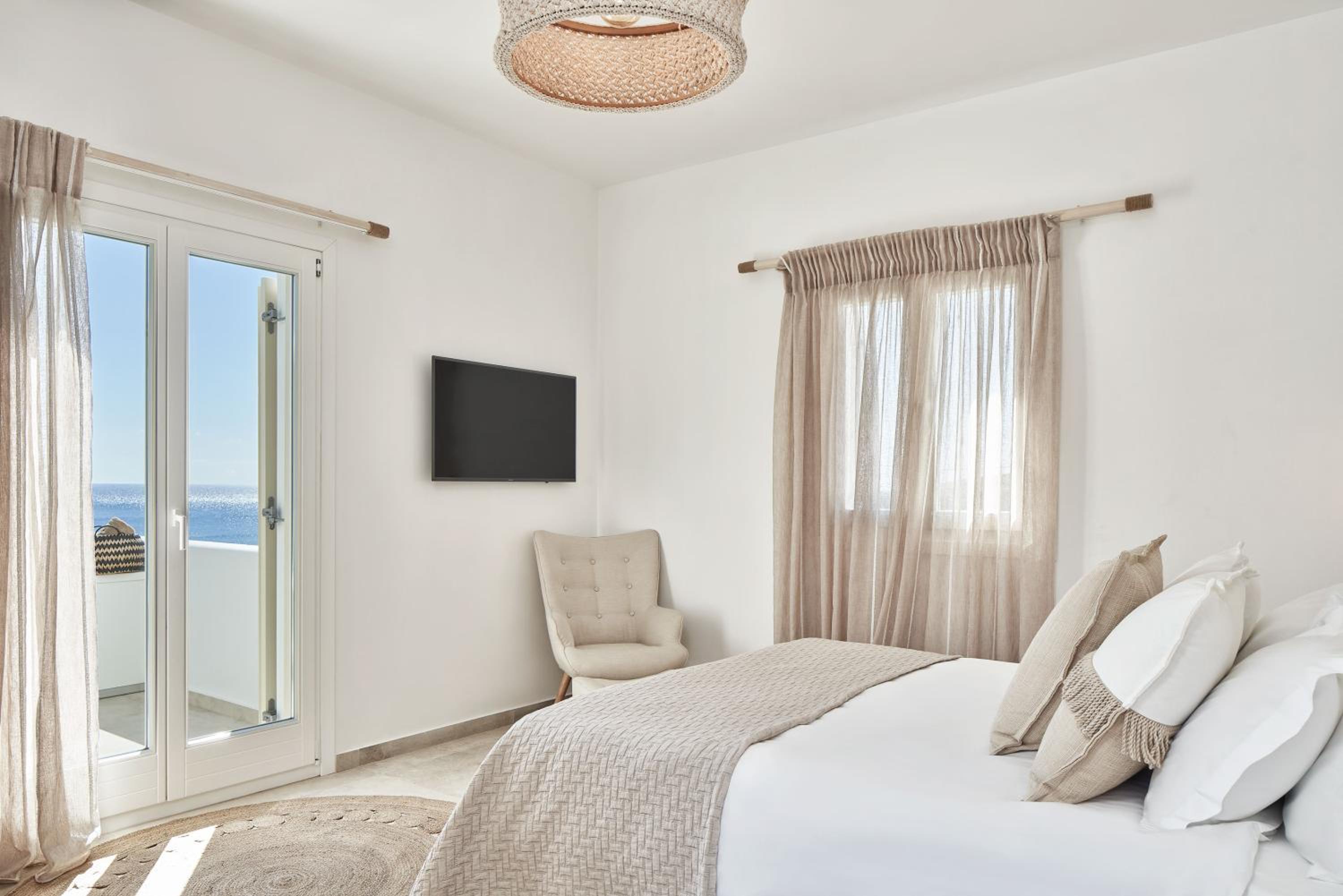 Deluxe Suite with Spa Bath - Photo 8