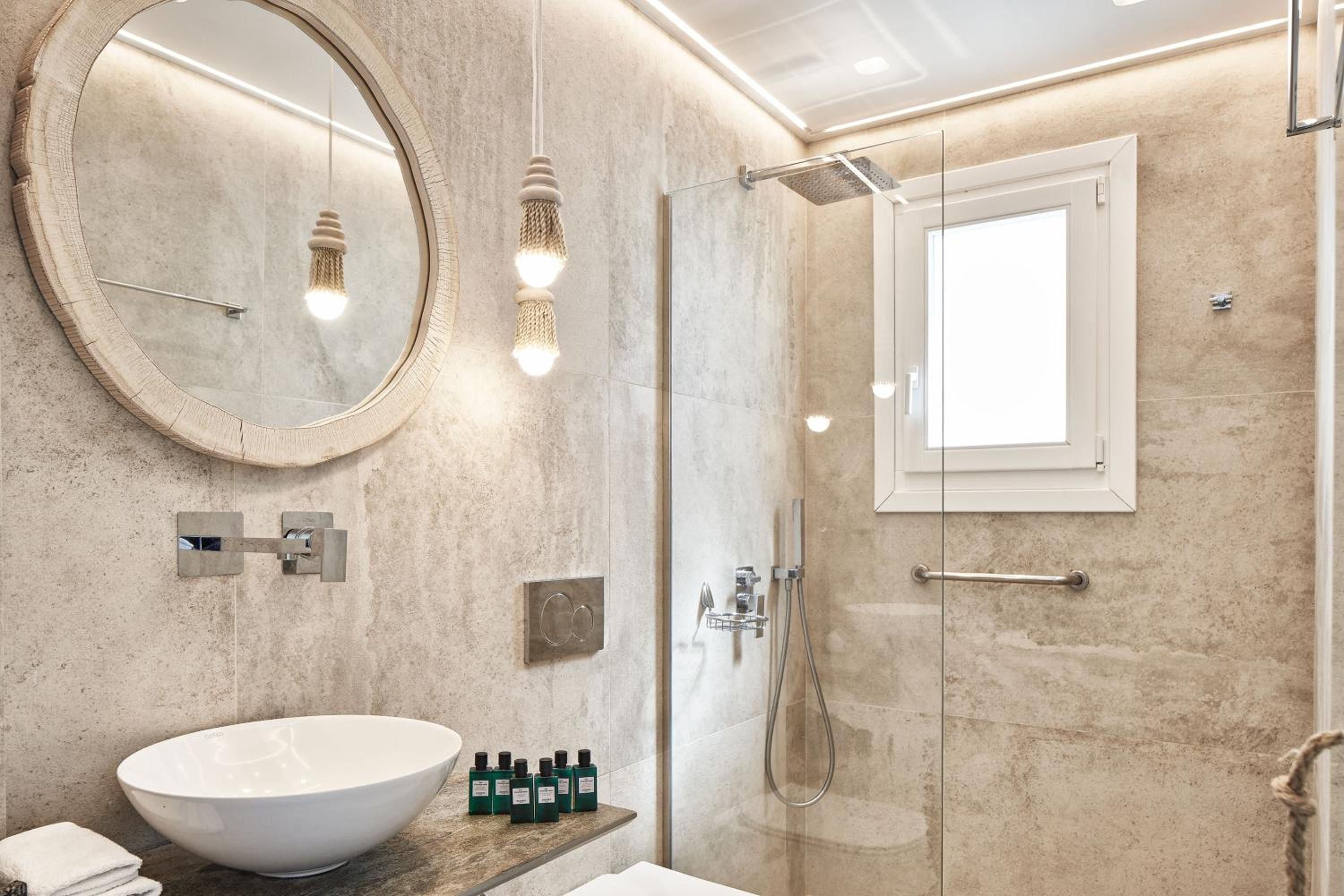 Deluxe Suite with Spa Bath - Photo 5