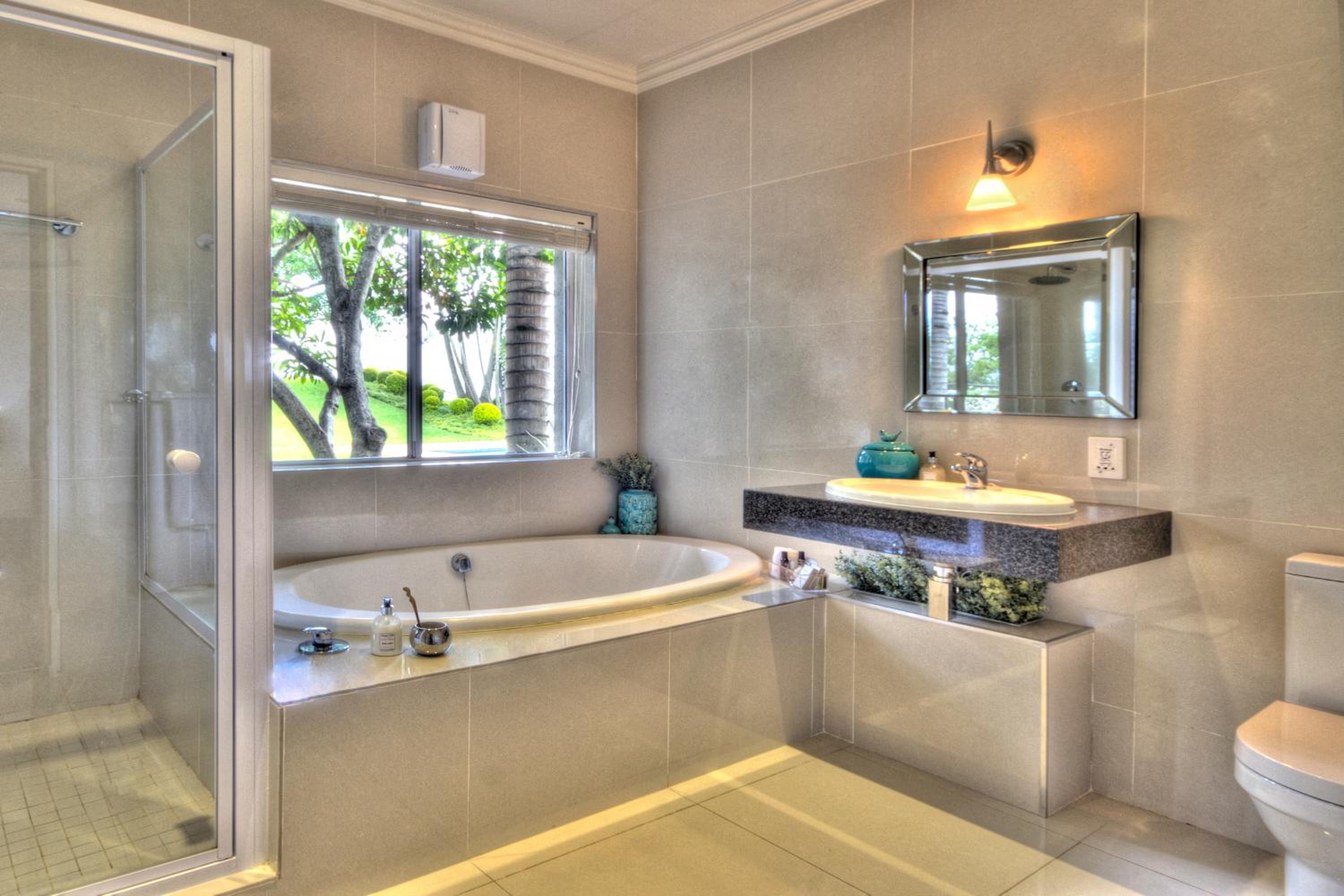 Executive suite - Private patio  photo 2