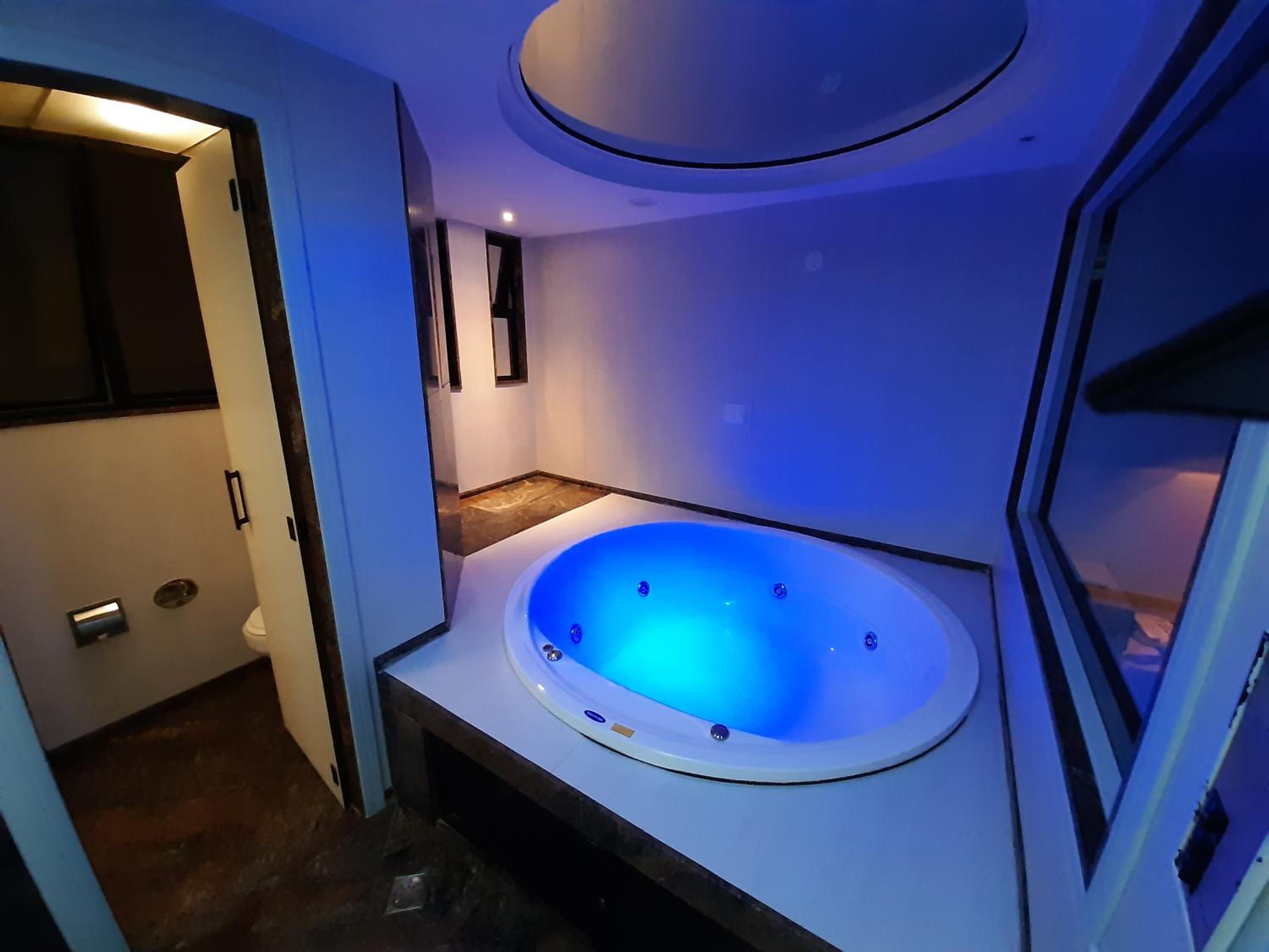 Suite with Spa Bath - Photo 4