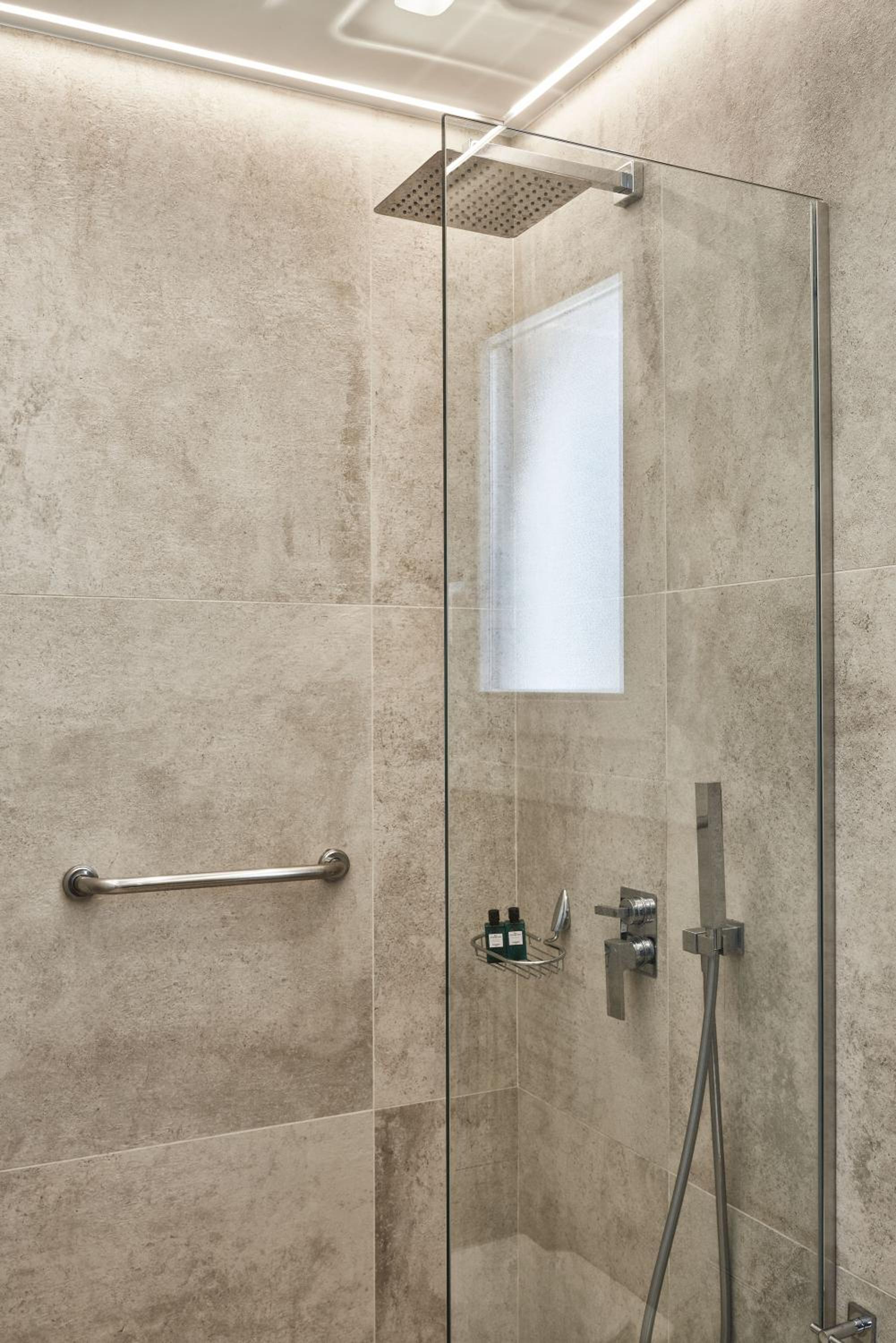 Deluxe Suite with Spa Bath - Photo 13