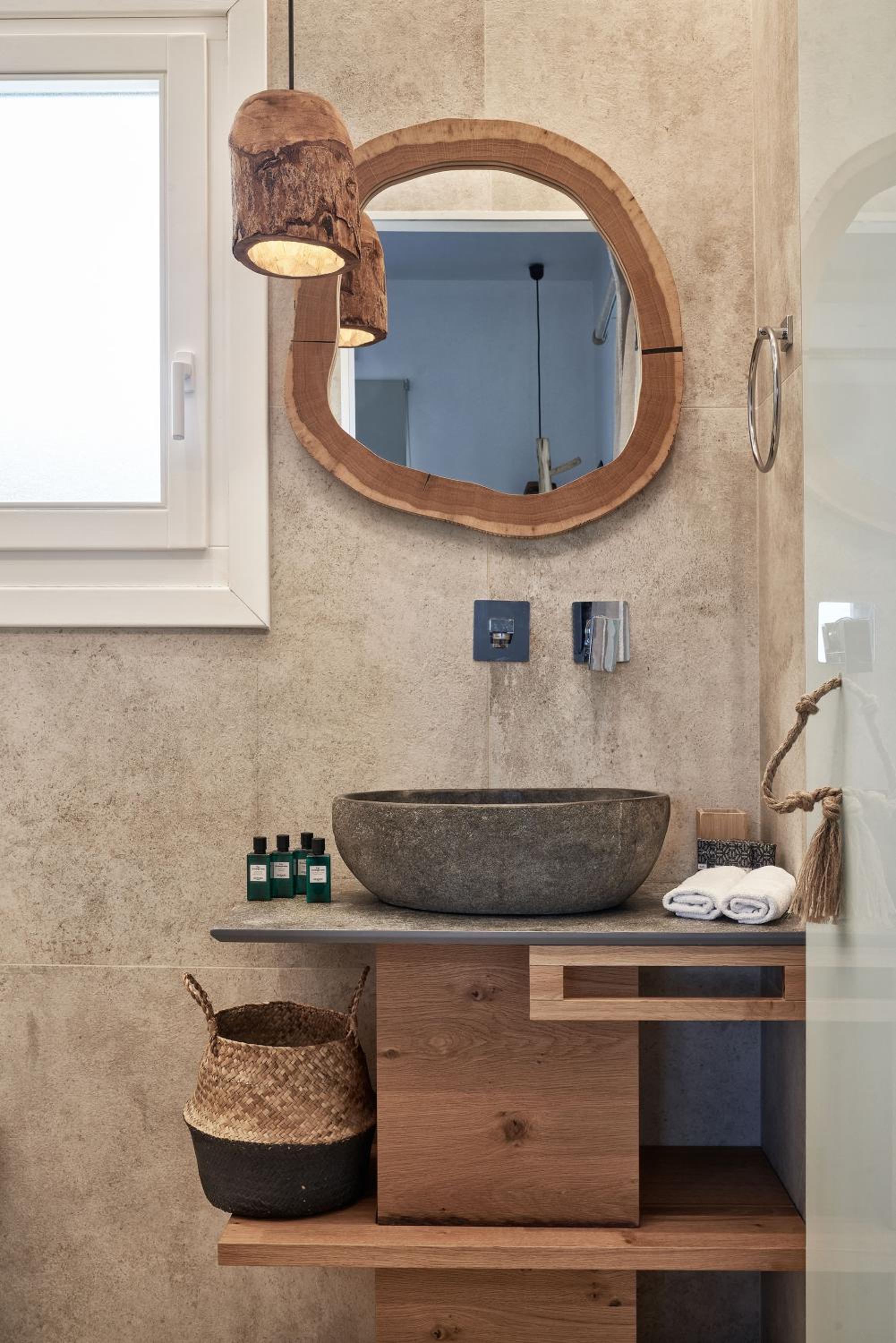 Deluxe Suite with Spa Bath - Photo 12