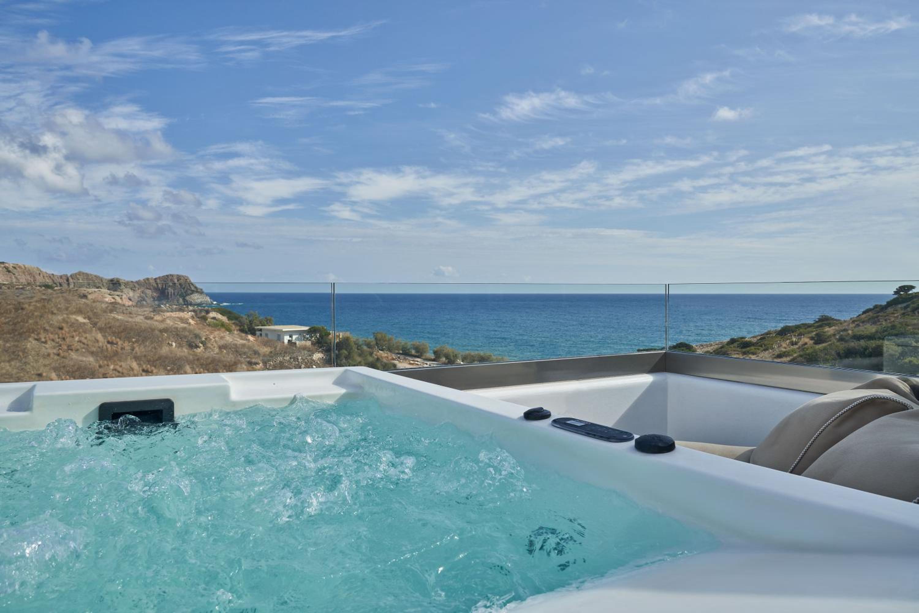 Deluxe Suite with Spa Bath - Photo 2