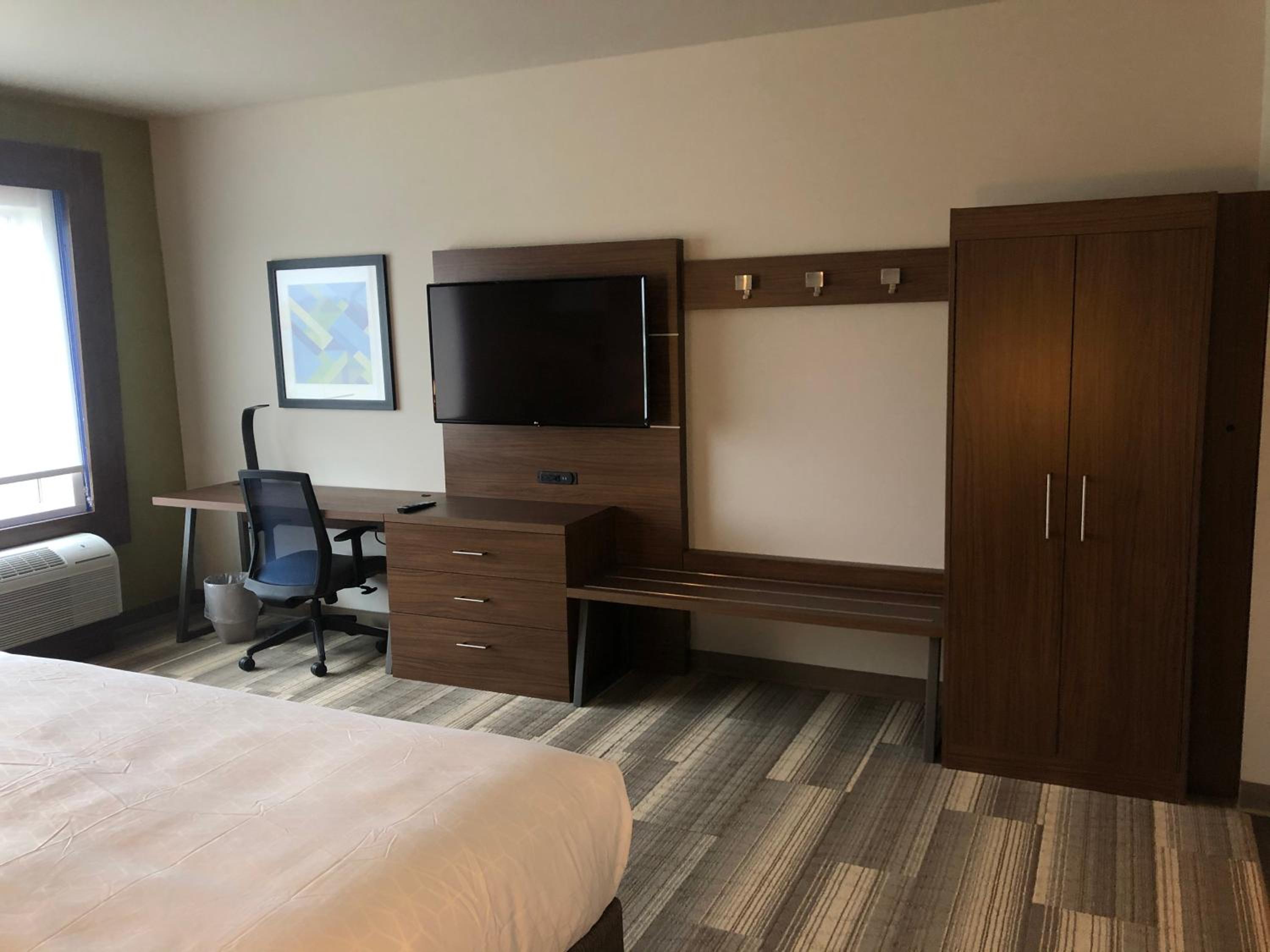 King Suite with Tub and Sofa Bed - Mobility Accessible - Photo 1