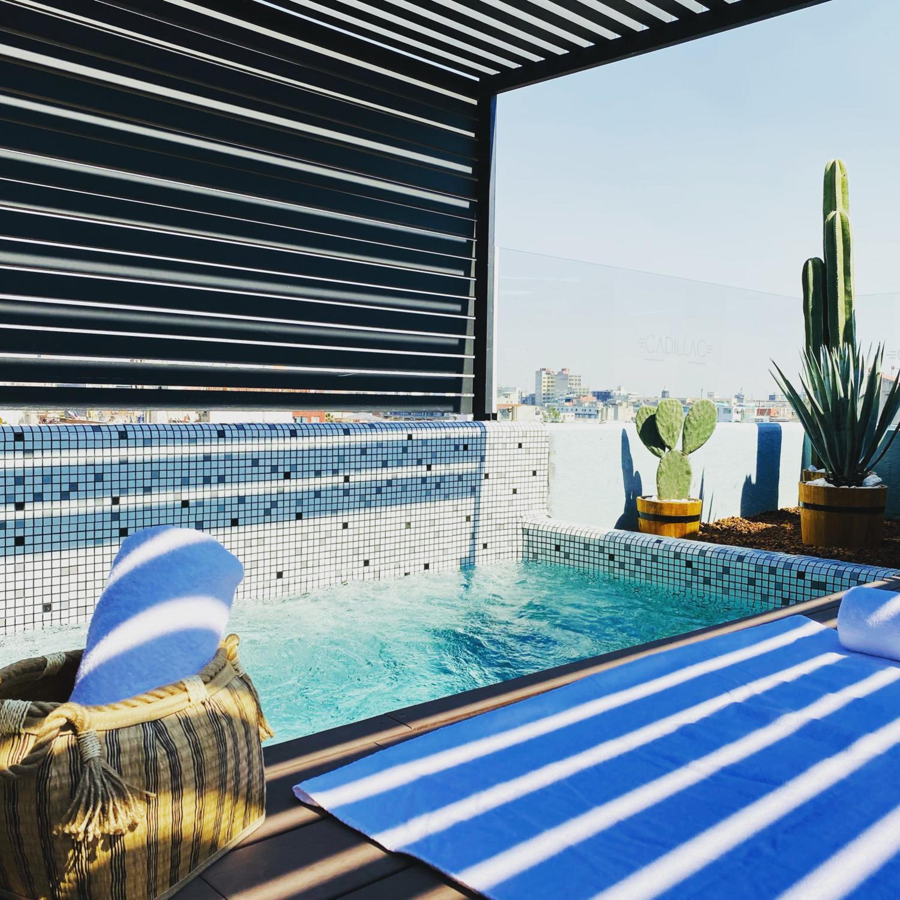 Suite with Private Pool - Photo 12