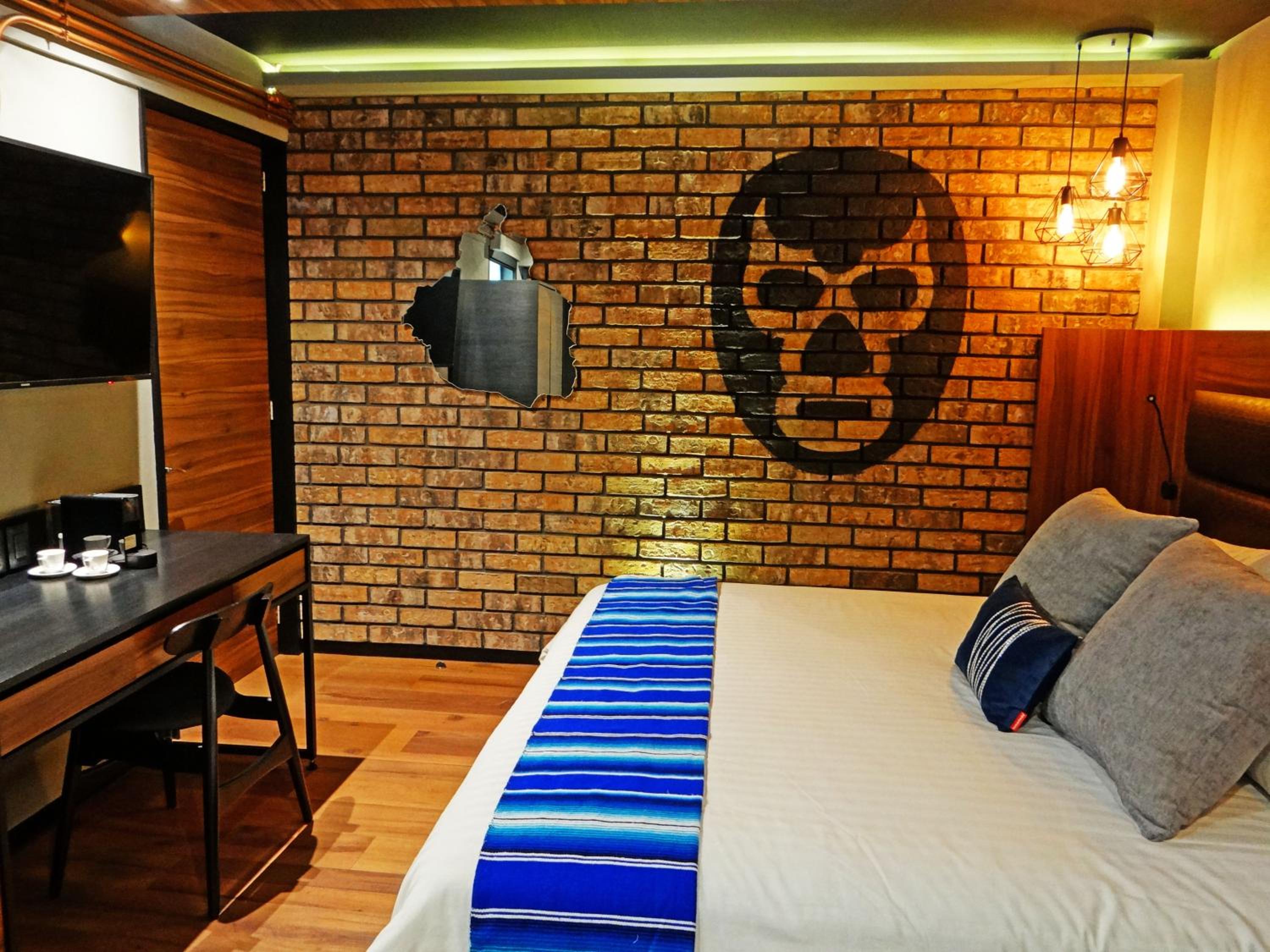 Suite with Private Pool - Photo 10