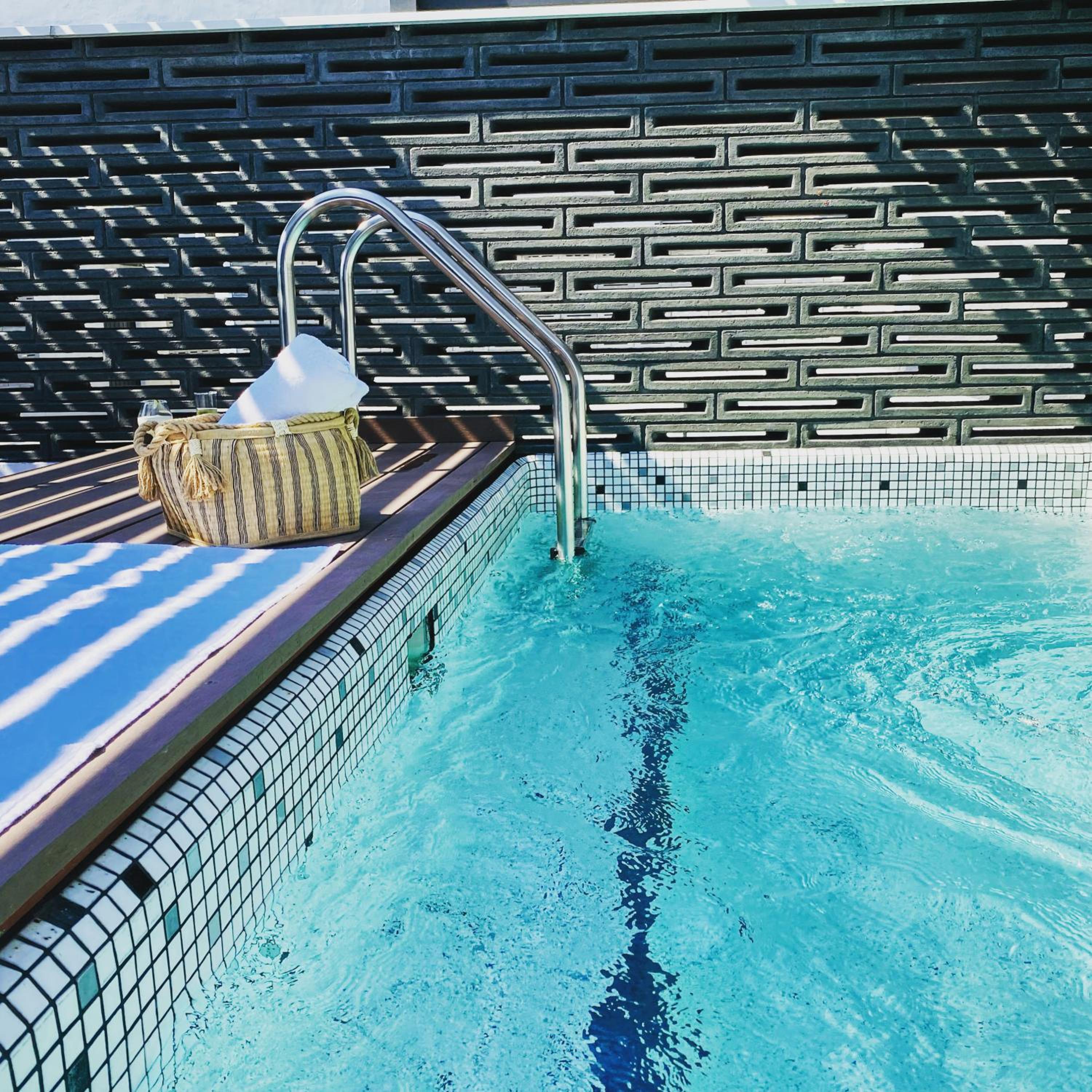 Suite with Private Pool - Photo 8