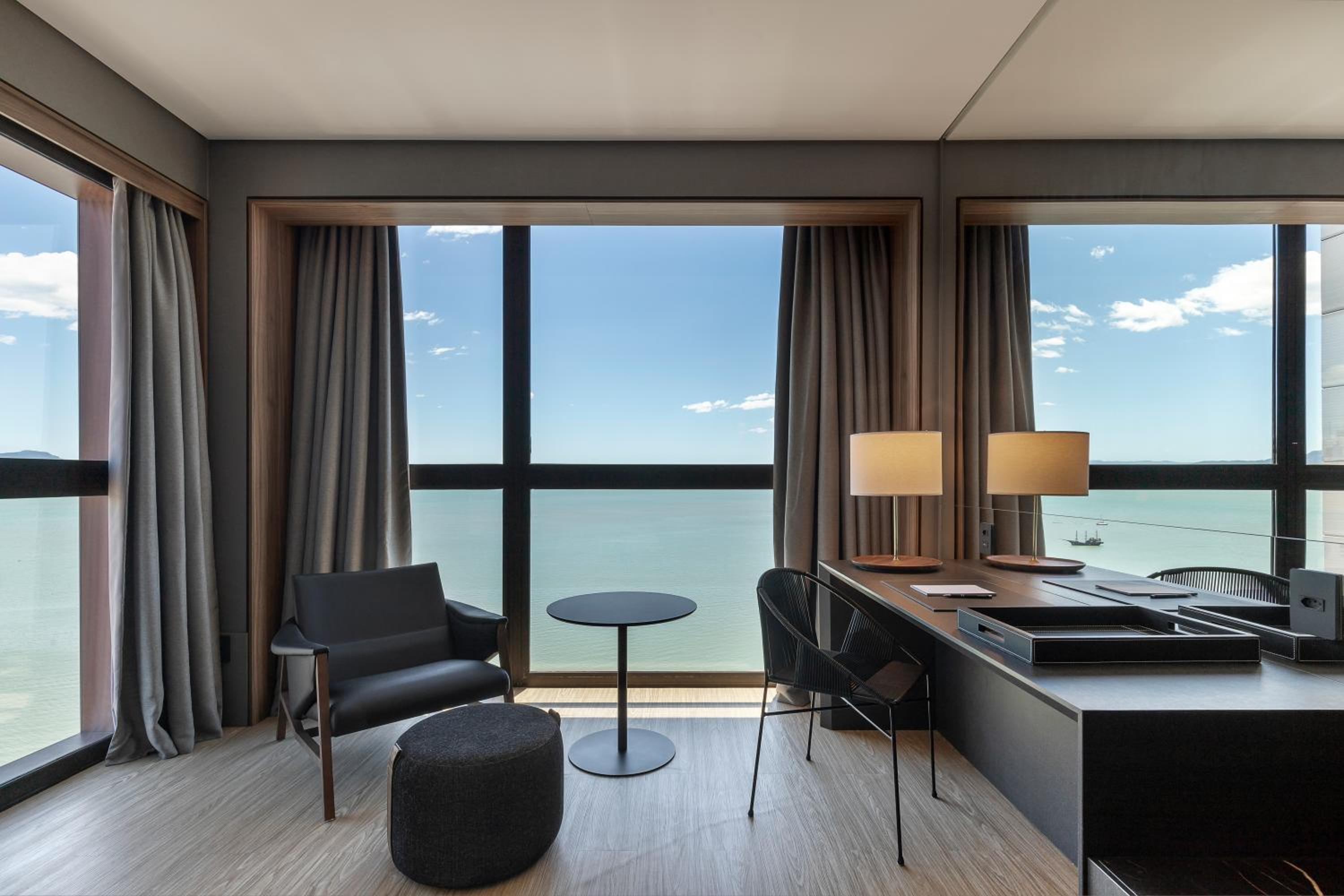 Luxury King Room with Sea View - Photo 2