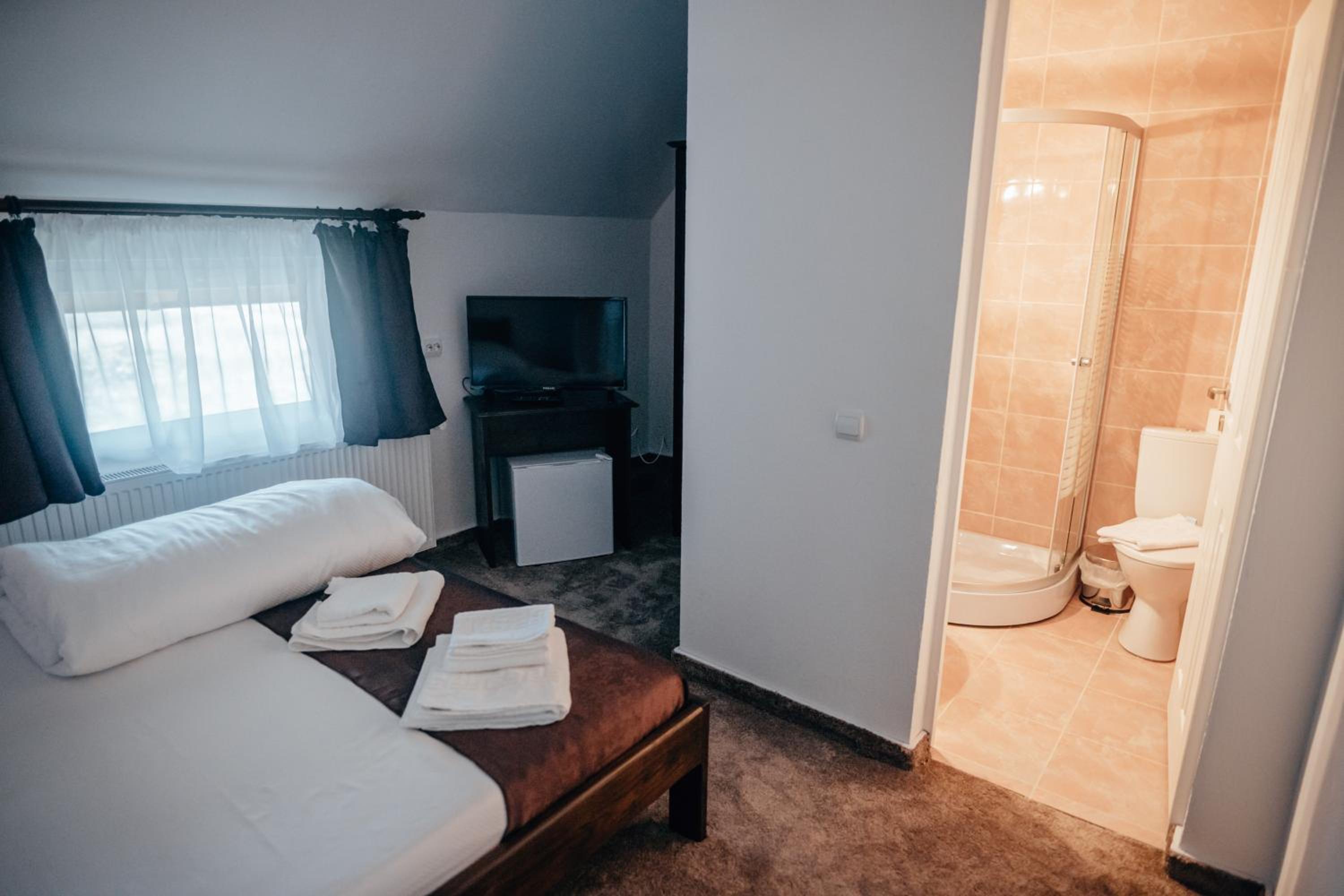 Double Room with Private Bathroom - Photo 2
