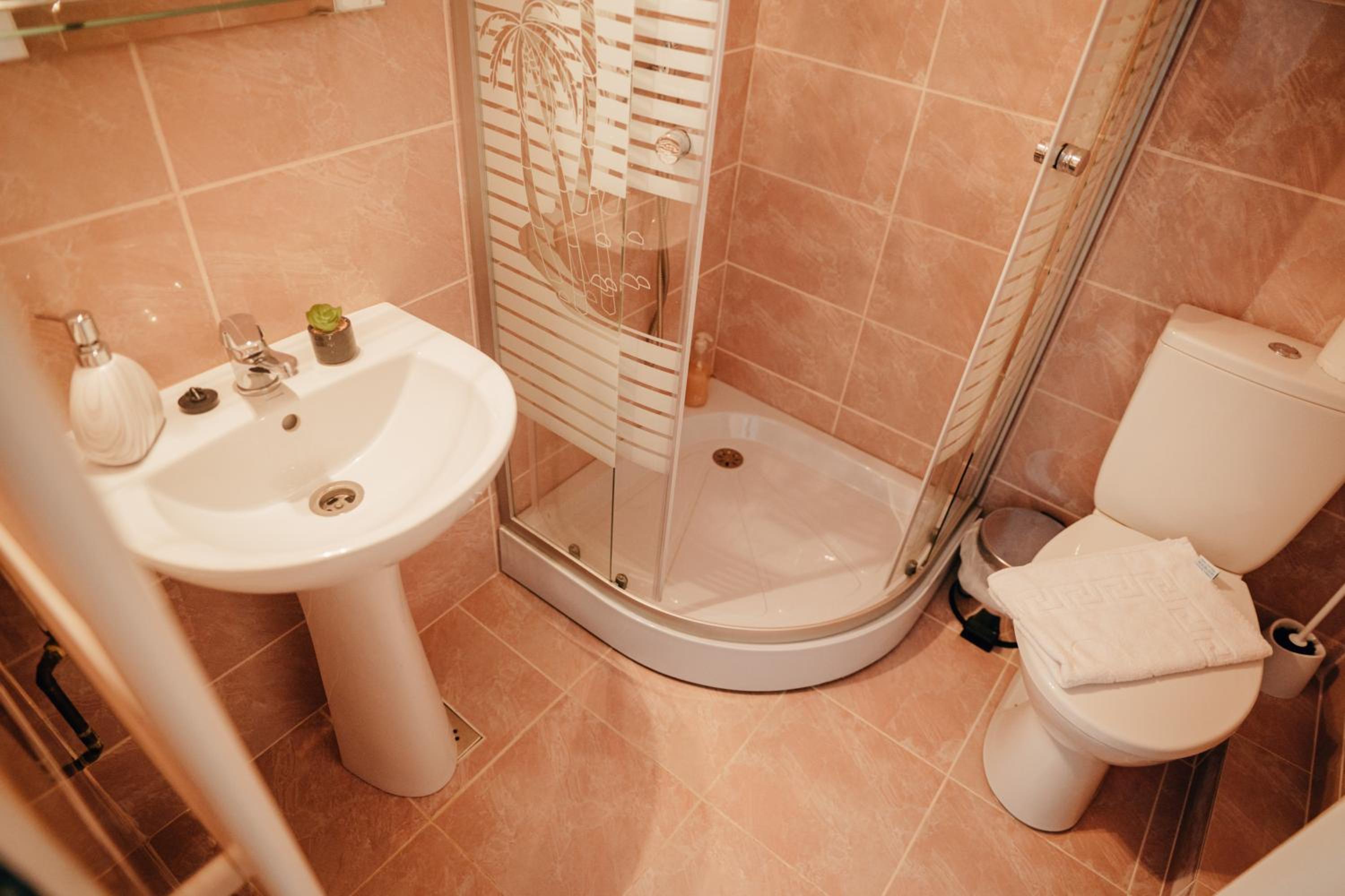 Double Room with Private Bathroom - Photo 3