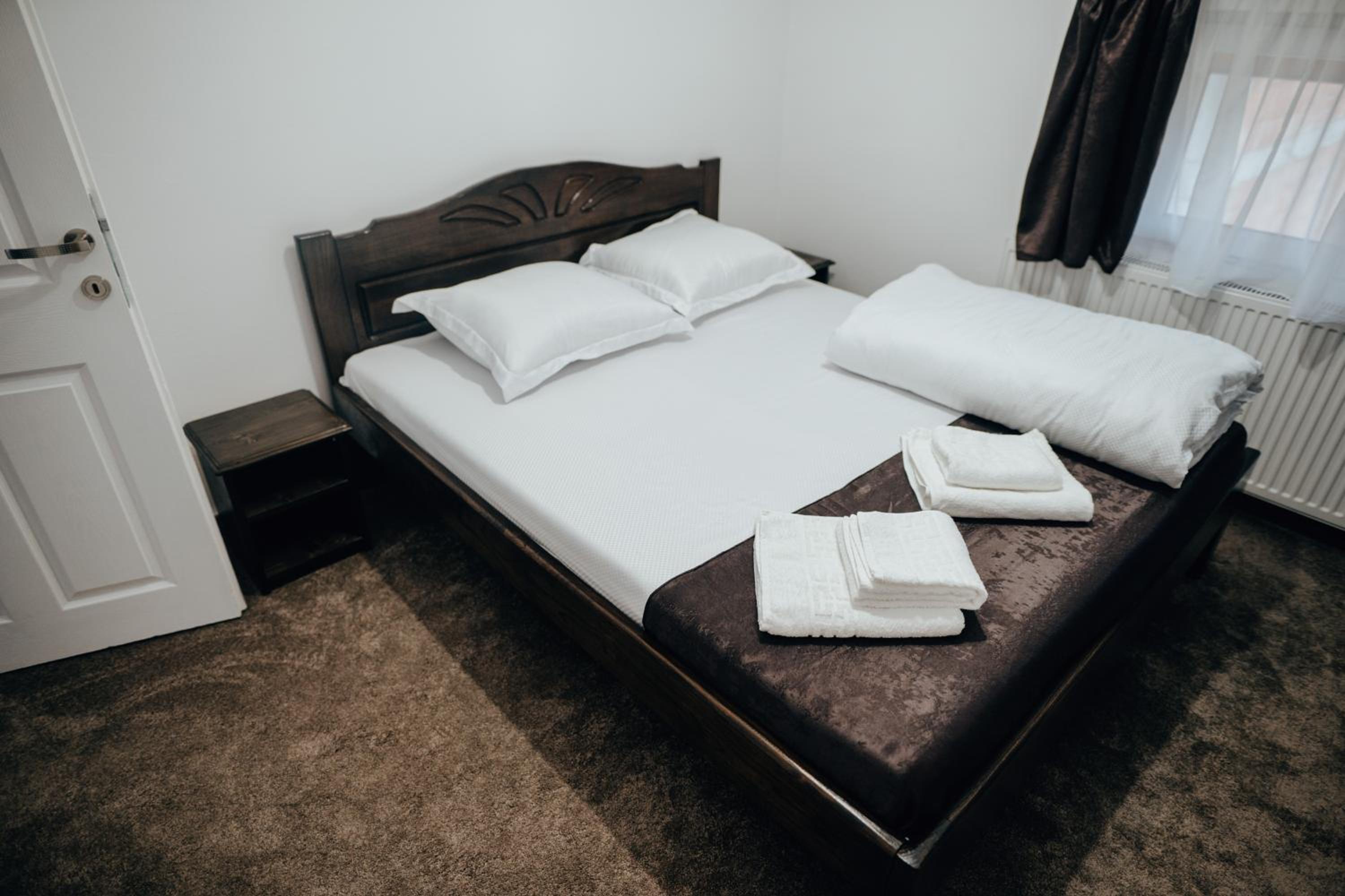 Double Room with Private Bathroom - Photo 6
